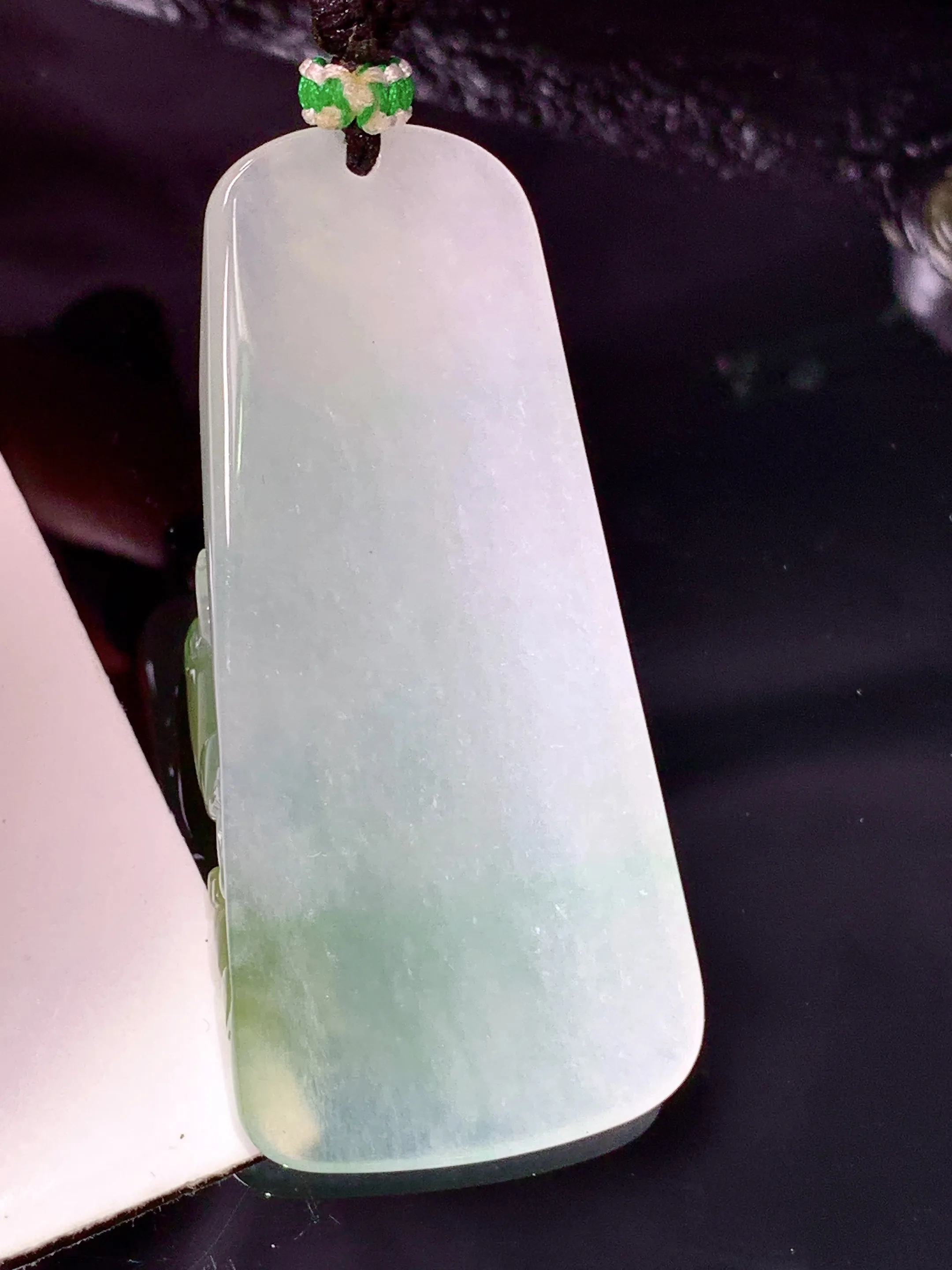 飘黄花开富贵吊坠 玉质细腻 色泽清新艳丽 整体尺寸52.5*24.5*15