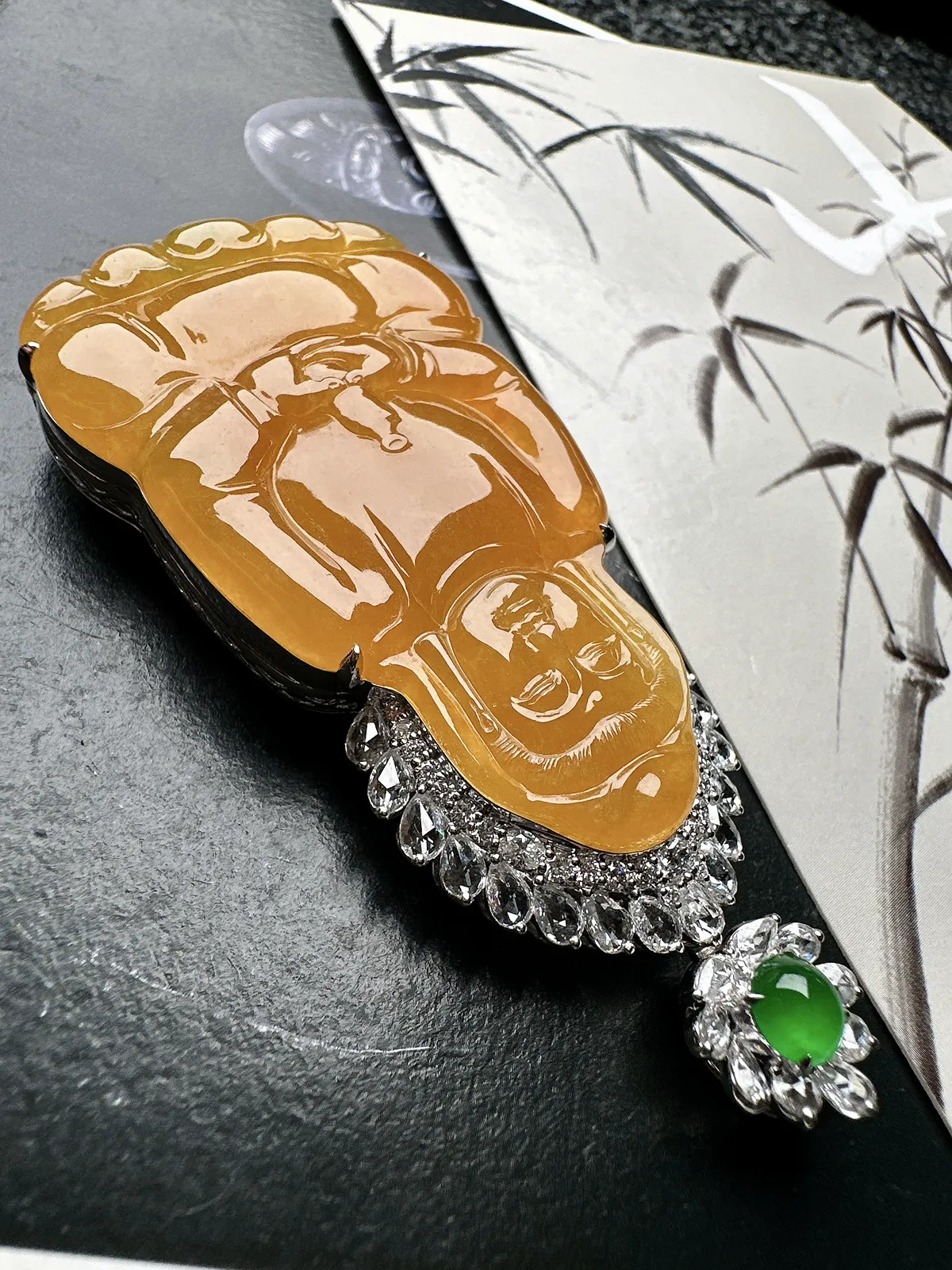 【冰种黄翡观音吊坠】质地细腻，工艺很好，饱满圆润，18k金钻镶嵌，裸石尺寸53.7*32.5*4.5毫米，收藏价值