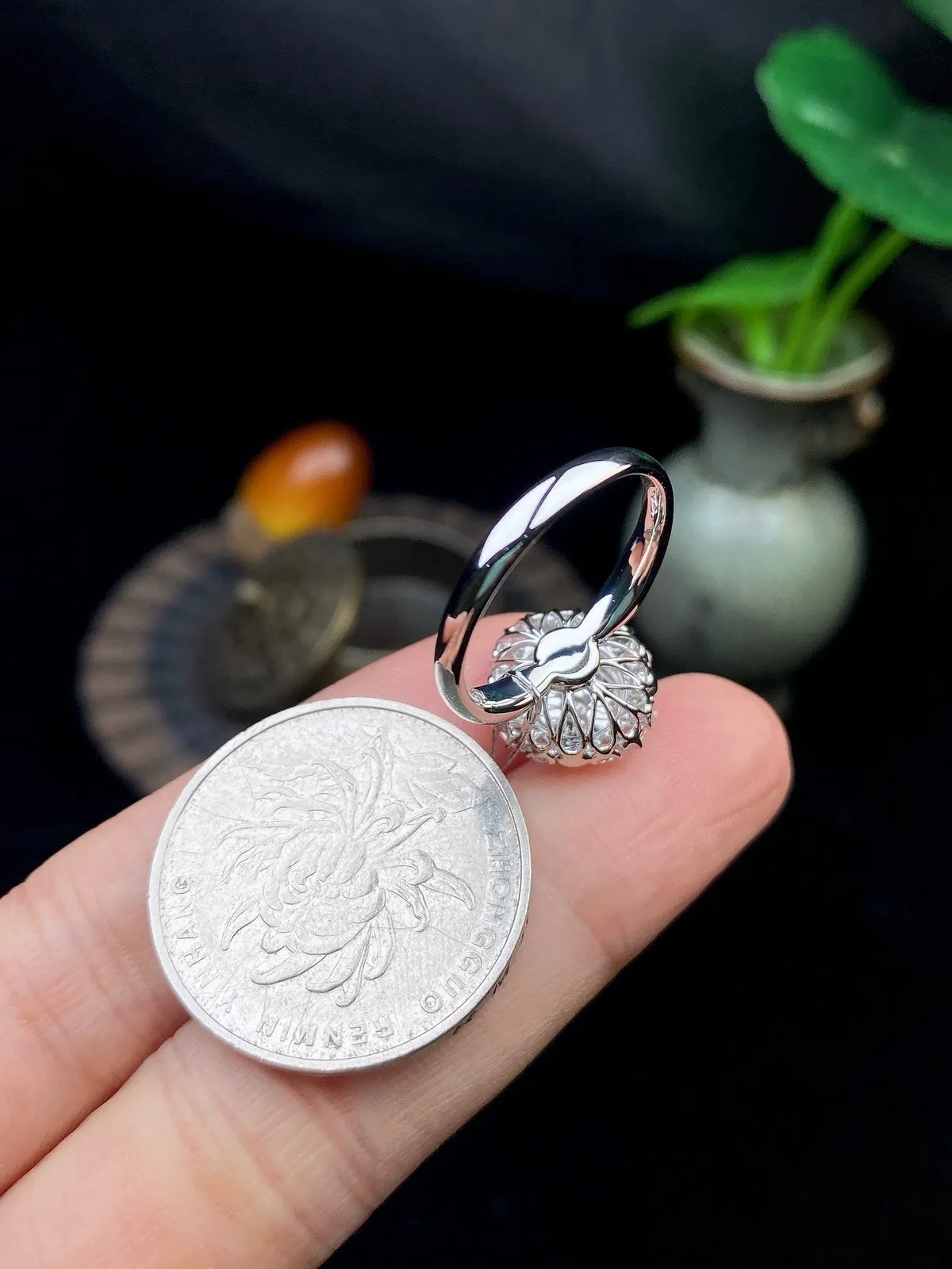 【冰种紫蛋面戒指】饱满度很好，无纹无裂，晶莹剔透，18k金钻镶嵌，裸石尺寸8.5*7.8*3.8毫米