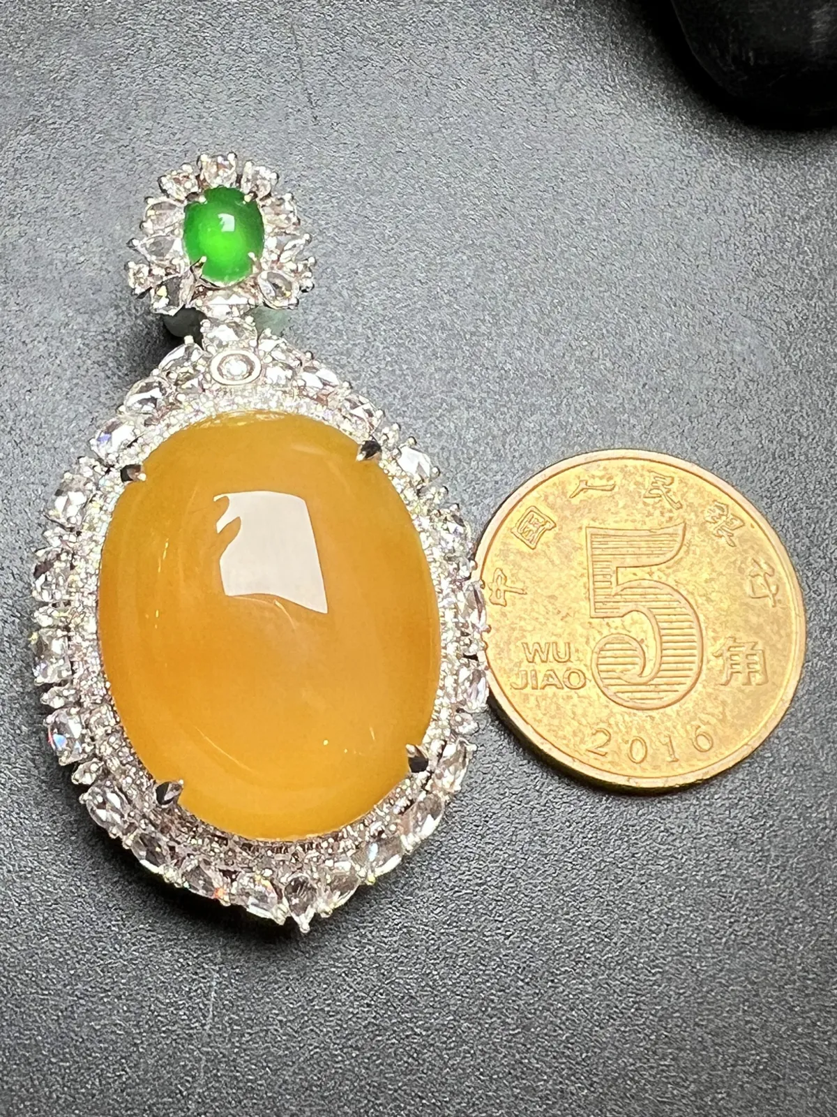 级品黄大蛋坠没有电黄底，整体尺寸43*25.5*16.1 裸石尺寸22.5*17.6*6.5