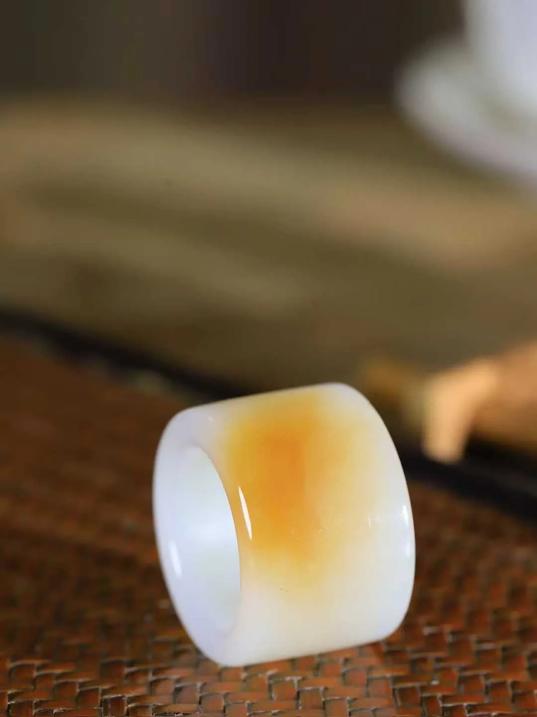 【古韵·扳指】

精品和田玉糖白玉扳指，玉质温润，油润感十足， 整器古韵生辉。优雅高贵。运筹帷幄于掌中，决胜于千里之外。重31.6克 内径圈口21.8mm 尺寸23-5.8mm   FDL-361102542