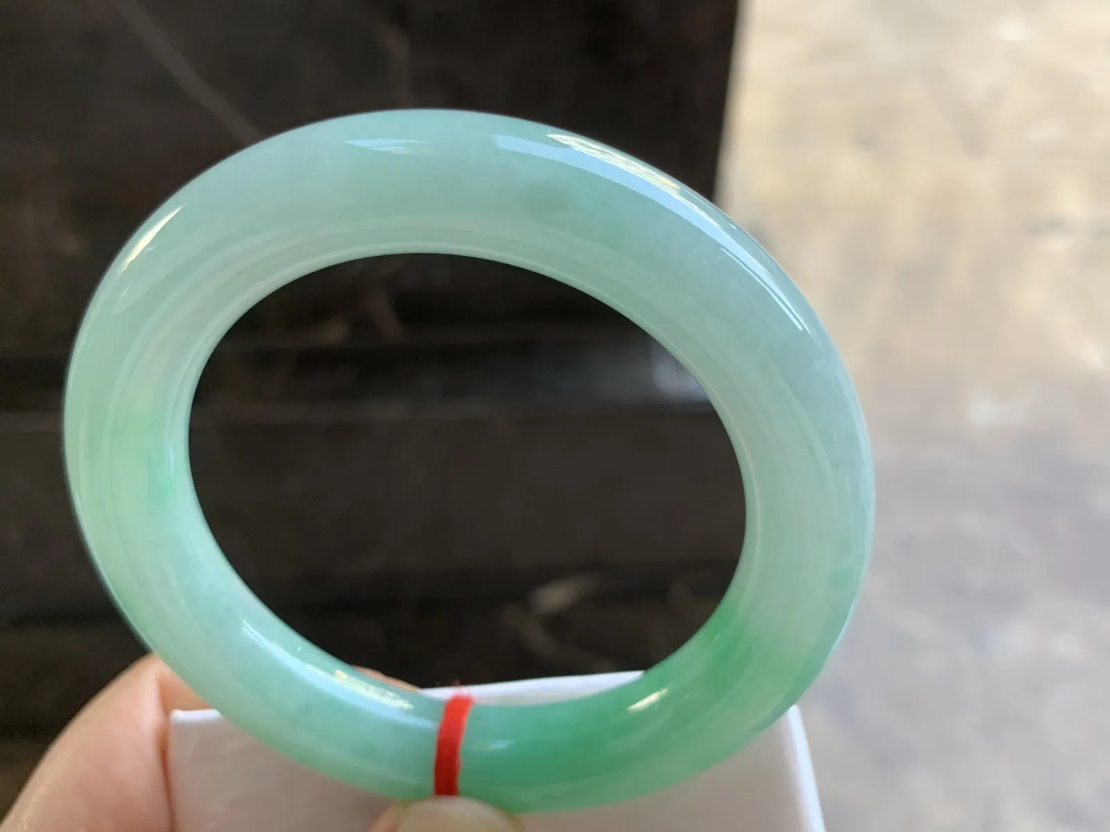 56.5-11.2mm
带色圆条手镯 底子细腻 颜色漂亮