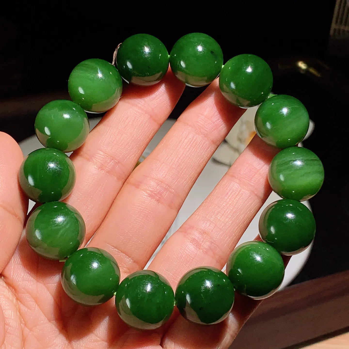 和田玉菠菜绿俄罗斯碧玉手串。单颗尺寸16！玉质细腻油润。手推出油。佩戴高端典雅。lt251203
