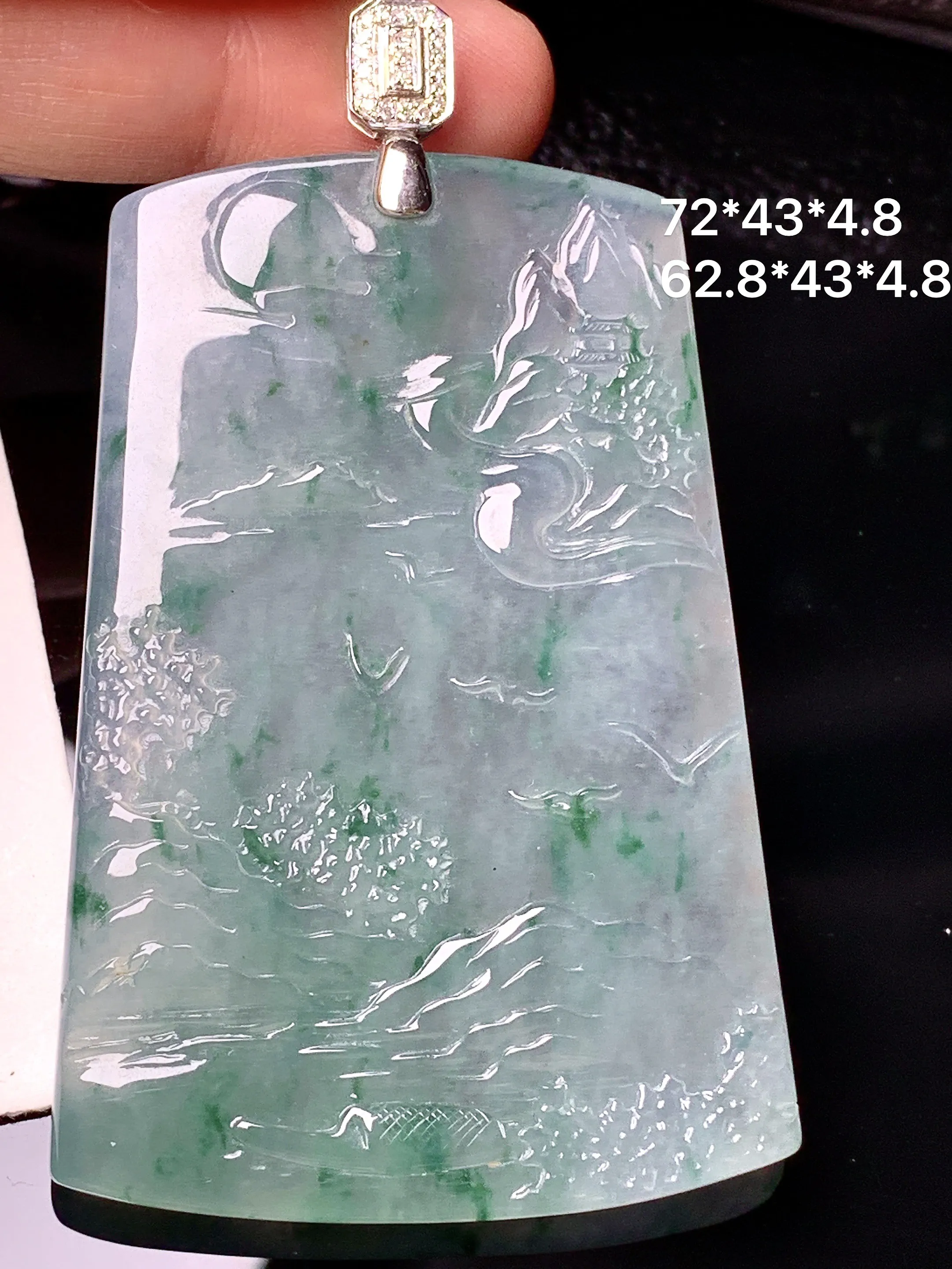 18k金钻镶嵌冰种飘绿山水牌子吊坠 玉质细腻 色泽清新艳丽 整体尺寸72*43*4.8