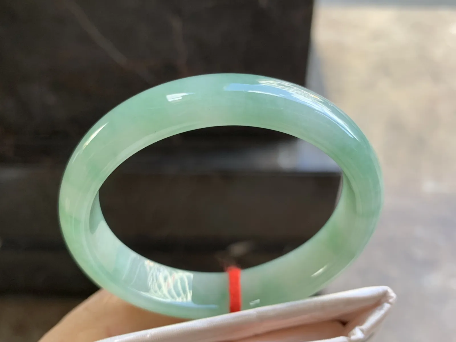 55-12.3-7mm
芙蓉花贵妃手镯 底子细腻 水润 正圈53可带