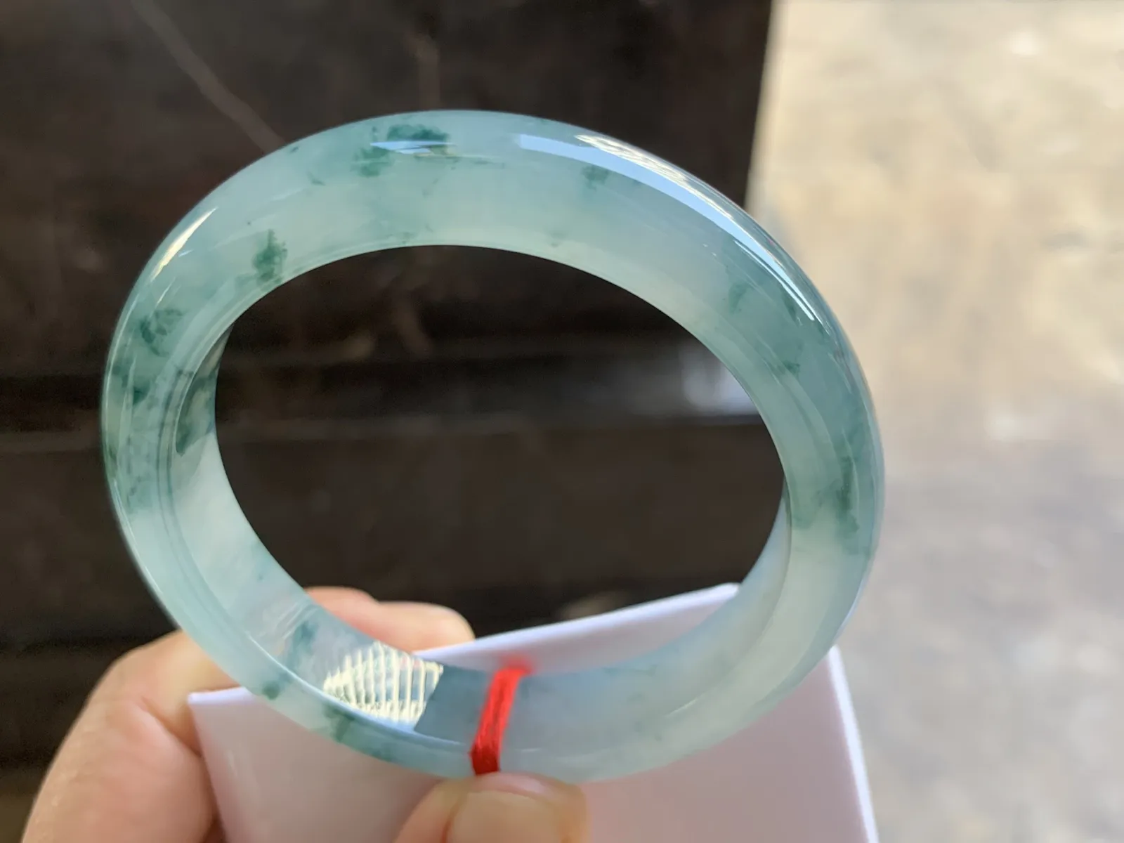 57-12.3-8.6mm
冰种飘花手镯 水润冰透 花色灵动