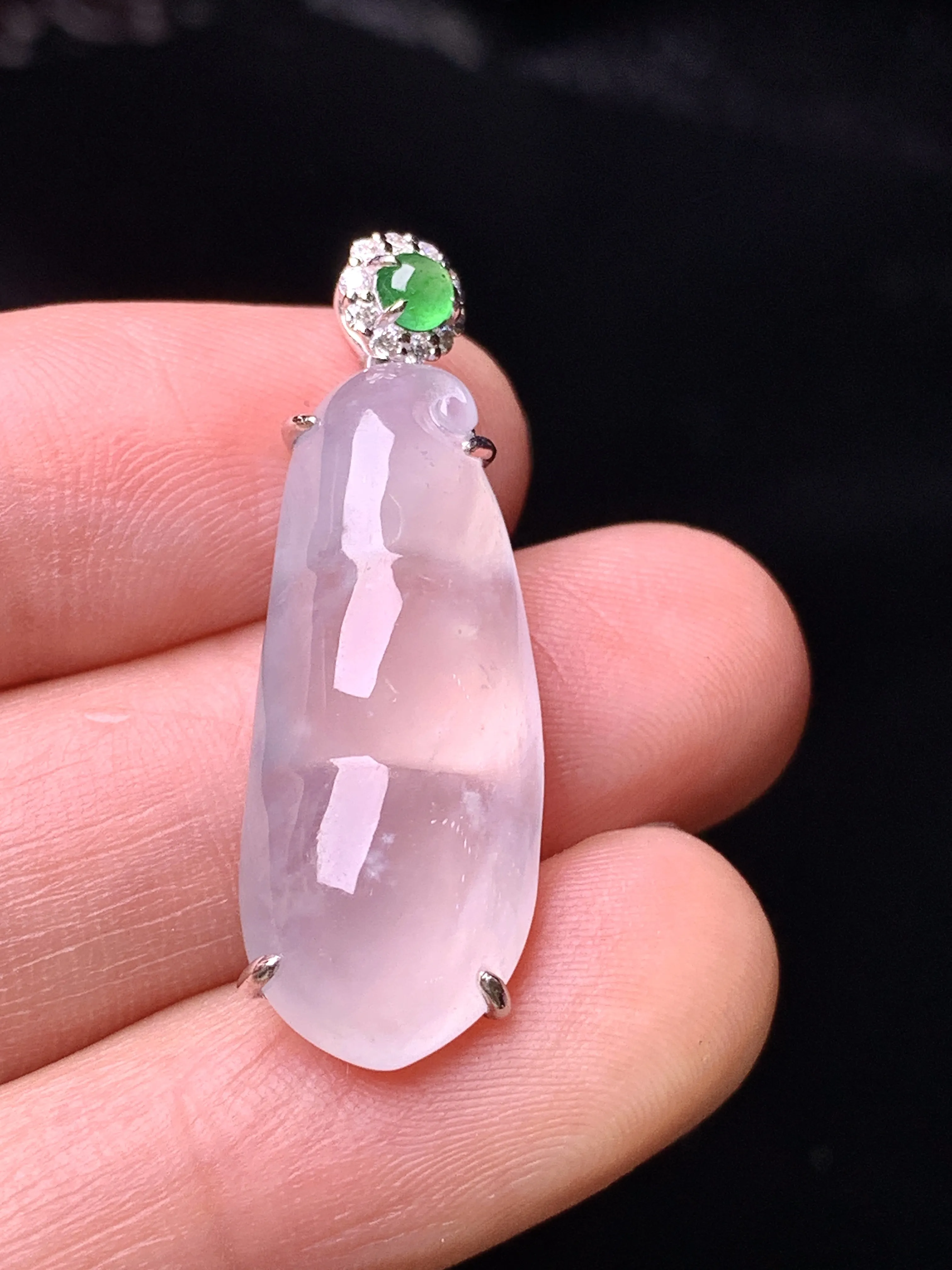 18k金钻镶嵌冰种四季豆吊坠 玉质细腻 色泽清新艳丽 整体尺寸32.5*11.2*6.2