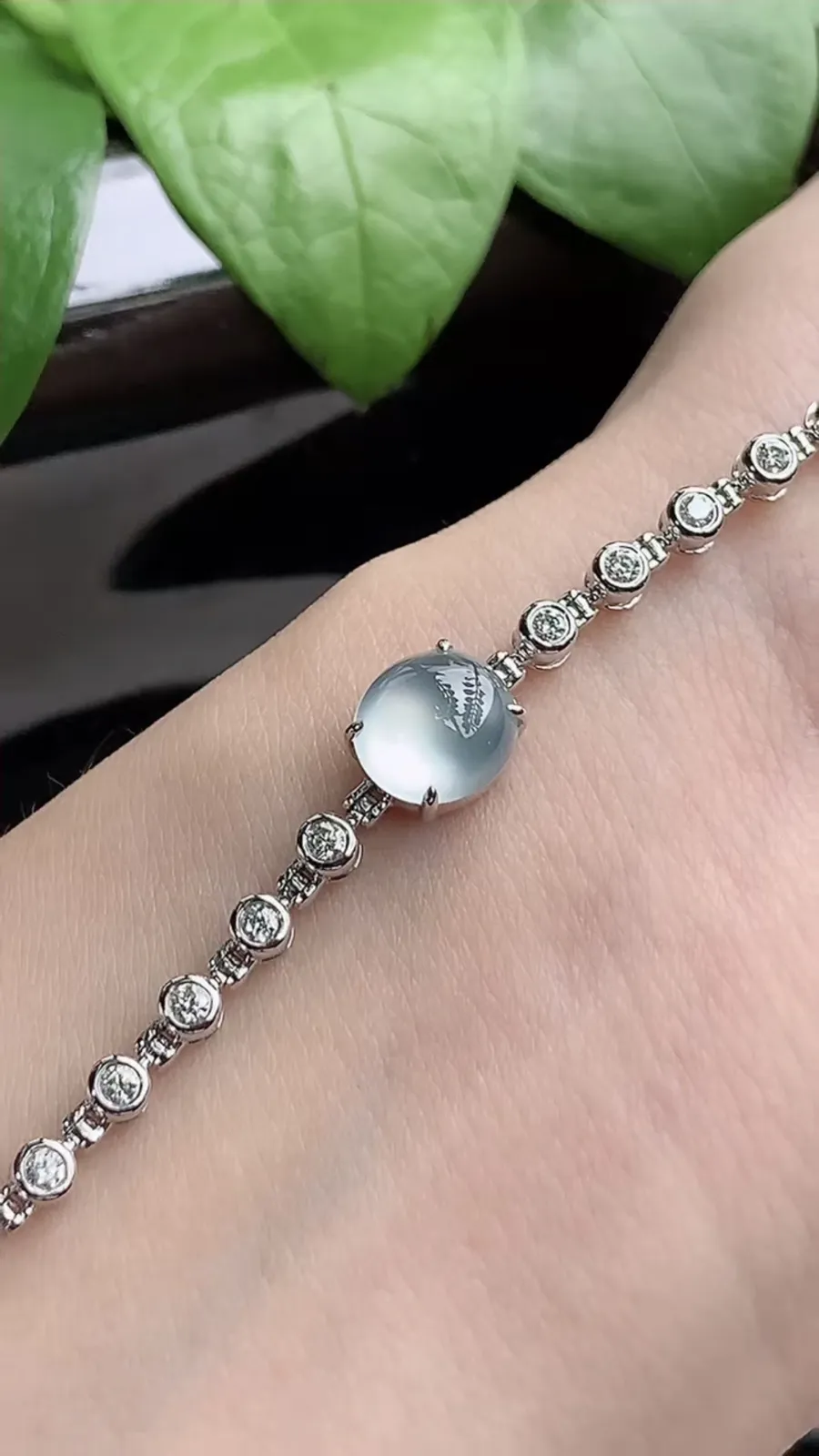 a货翡翠老坑高冰种18K金伴钻镶嵌白月光蛋面手链 尺寸8.3×7.5×5.6mm 重量9.18g 1