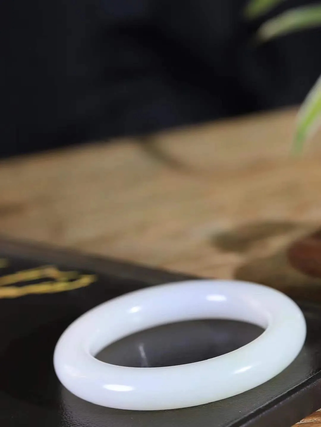 【玉佳人·手镯】

收藏级臻品️和田玉白玉圆条手镯 ，玉质细腻油润，做工细致精美，端庄素雅，亭亭玉