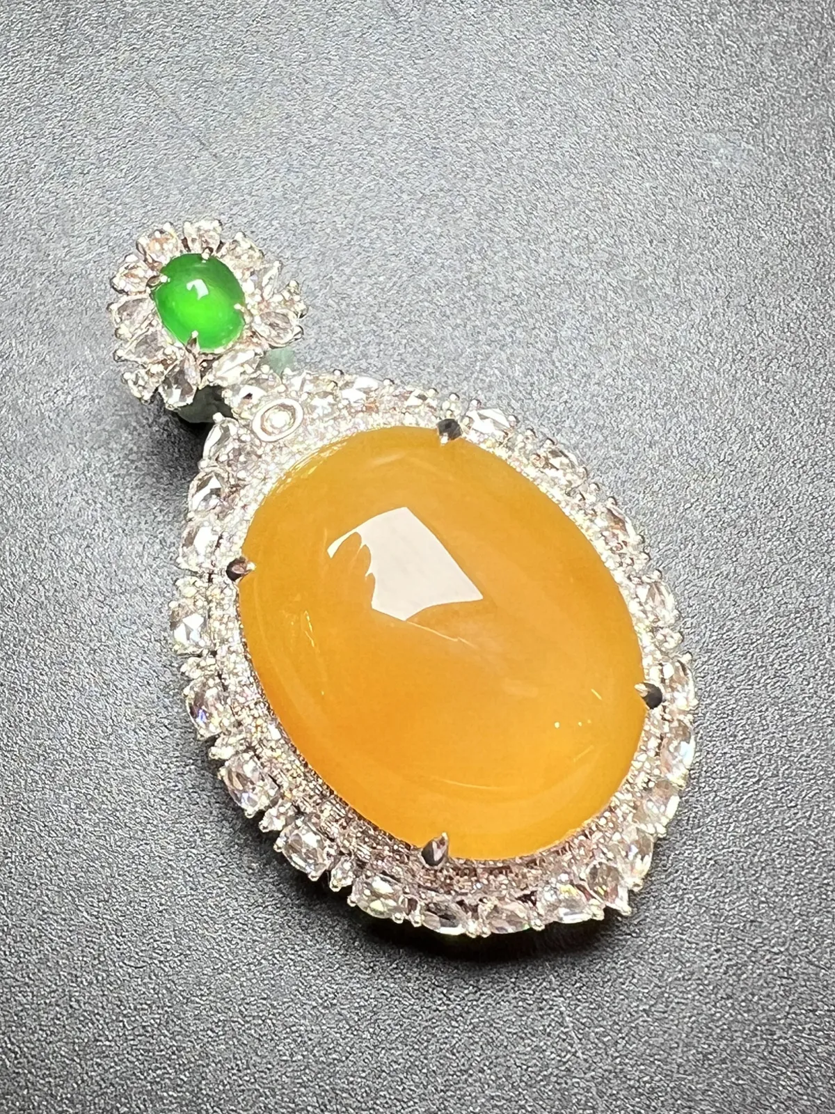 级品黄大蛋坠没有电黄底，整体尺寸43*25.5*16.1 裸石尺寸22.5*17.6*6.5