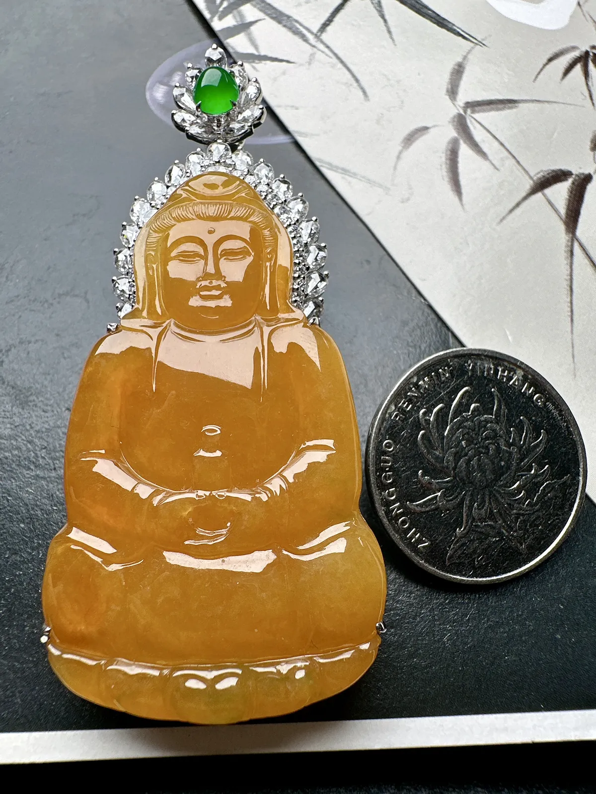 【冰种黄翡观音吊坠】质地细腻，工艺很好，饱满圆润，18k金钻镶嵌，裸石尺寸53.7*32.5*4.5毫米，收藏价值