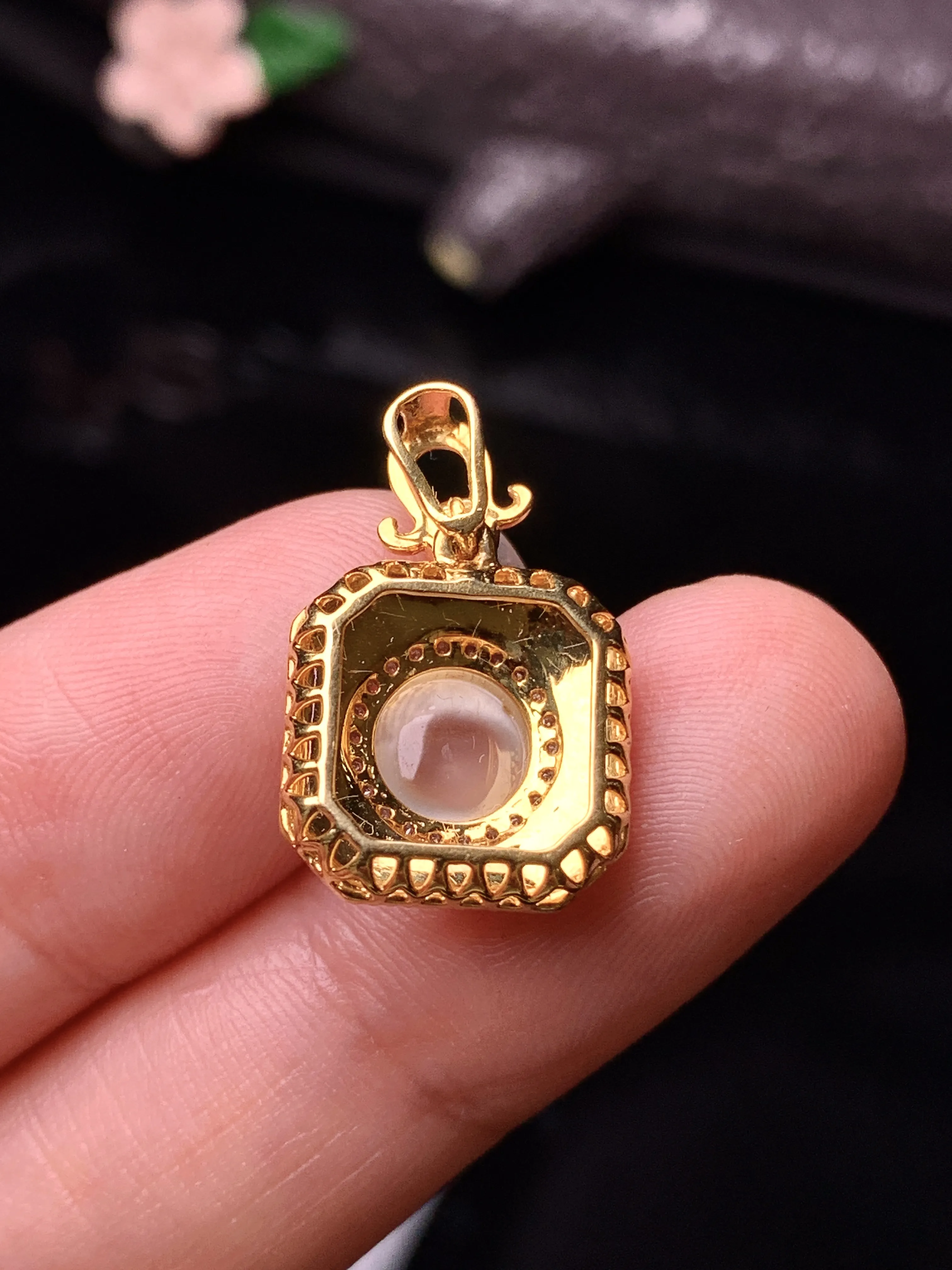 18k金钻镶嵌冰种蛋面吊坠 玉质细腻 色泽清新艳丽 整体尺寸19.5*13*8.3