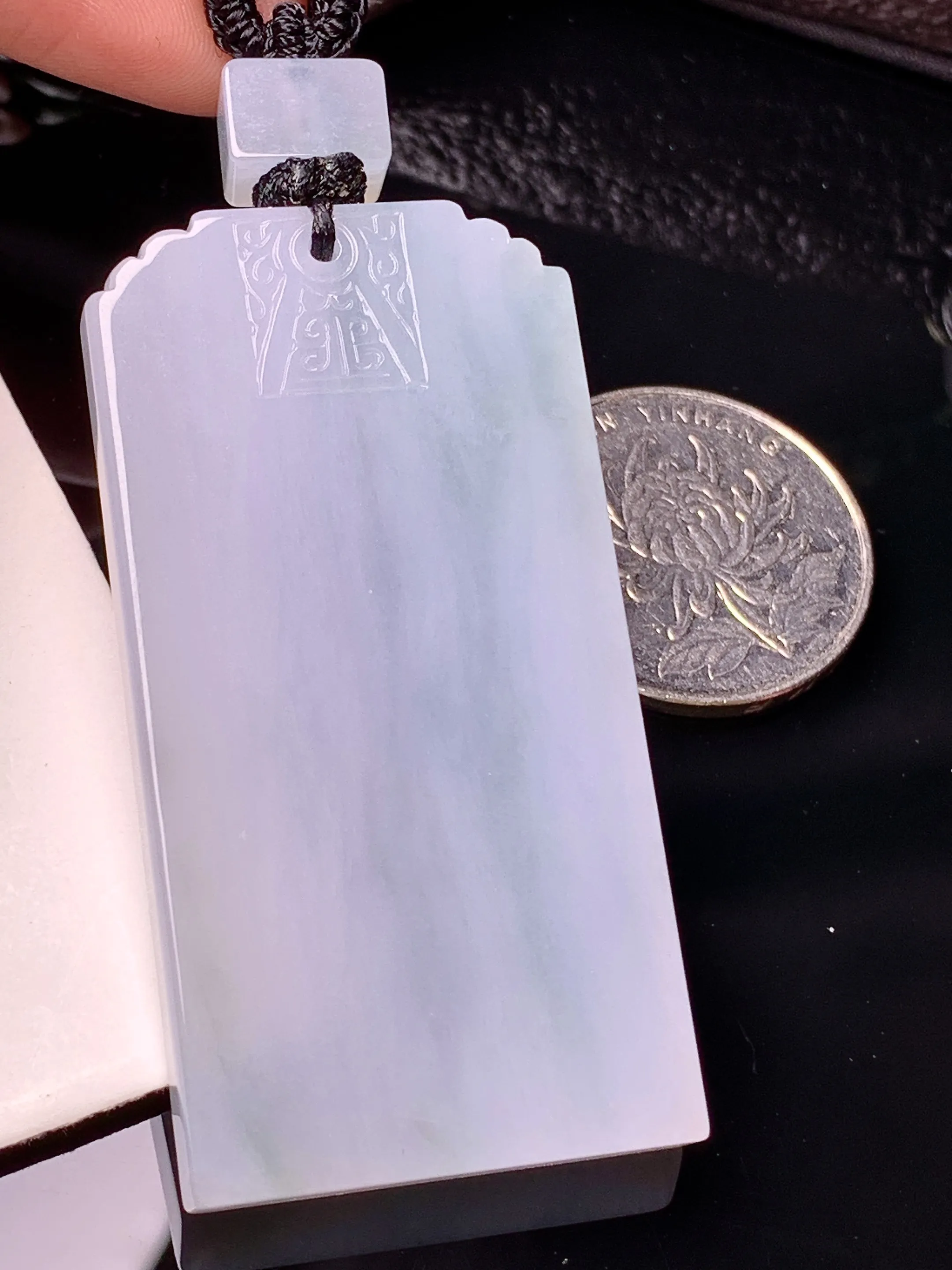 雕花无事牌吊坠 玉质细腻 色泽清新艳丽 整体尺寸56.5*27*6.2