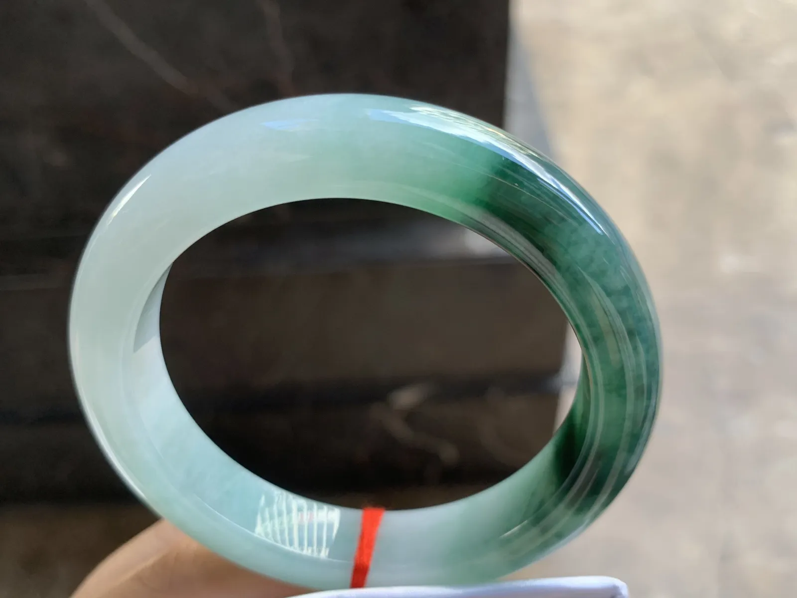 58.5-12.6-9.7mm
飘花手镯 底子细腻 花色浓郁