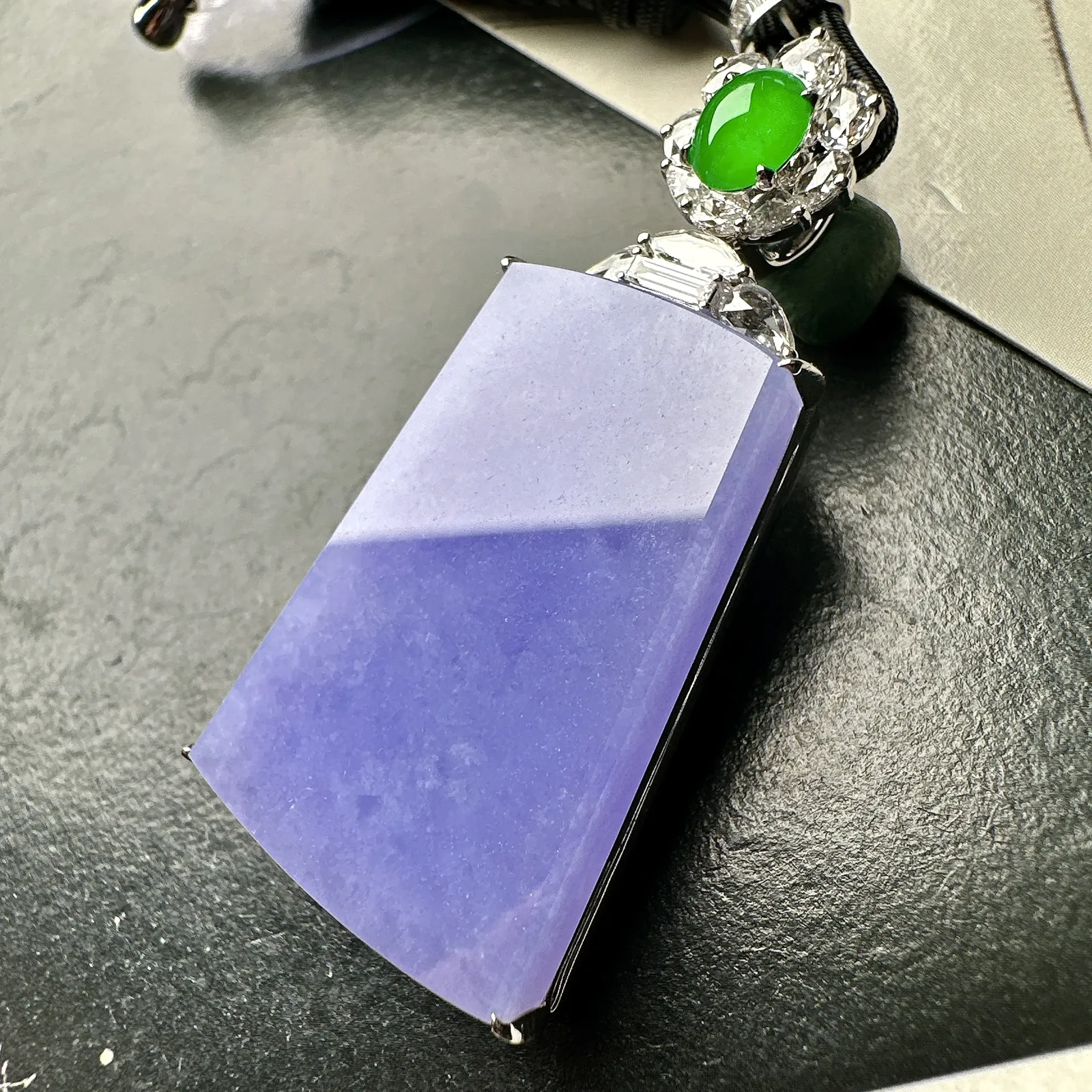 【冰种紫无事牌吊坠】少见的冰紫无事牌，质地细腻，妖紫色泽，光泽度不错，18k金钻镶嵌，裸石尺寸31.3*22.9*5.3毫米