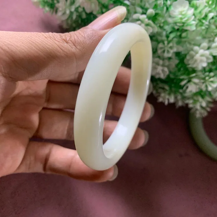 暖白色，和田玉57.5圈口羊脂白手镯，玉质细腻油润 底色纯净 无裂无杂 脂粉好，品质好