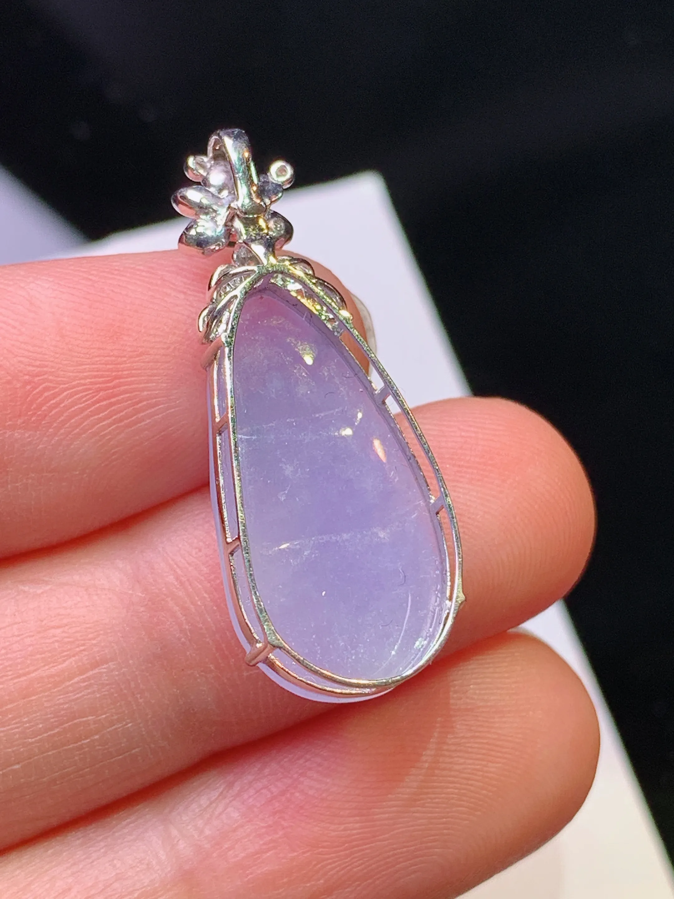 18k金钻镶嵌紫罗兰四季豆吊坠 玉质细腻 色泽清新艳丽 整体尺寸29.3*11.2*6.5