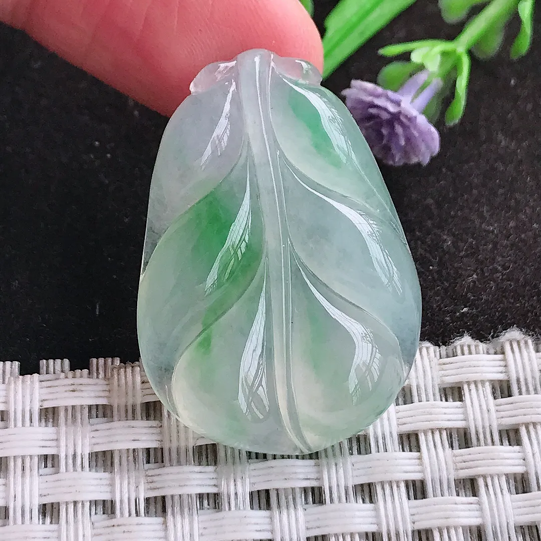 天然A货翡翠32.8/23/6.5老坑冰种飘阳绿叶子吊坠翡翠玉挂件