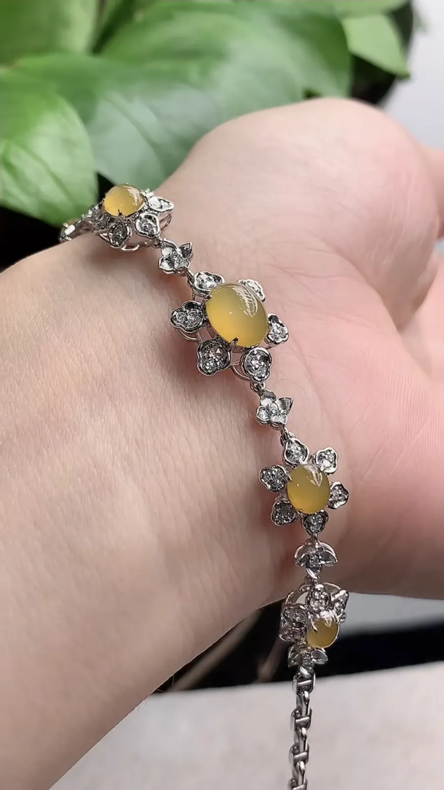 a货翡翠老坑冰种18K金伴钻镶嵌黄翡蛋面手链 尺寸7.6×6.2×8.7mm 重量6.38g 1204