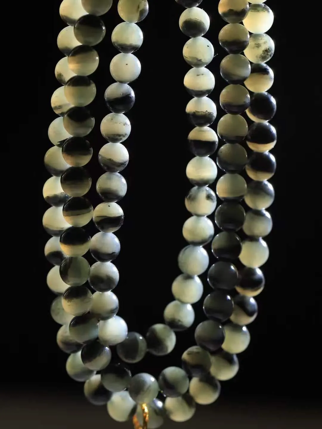 【珠圆玉润.挂链】

精品和田玉青花珠圆玉润挂链 玉质温润细腻 油性十足 佩戴舒适。珠珠落玉盘，间关莺语花底滑，一生美好时光，无论身在何处，都有它相伴相守。事事顺遂，幸福美满，吉祥如意。重35克 尺寸取一6mm 11120333A