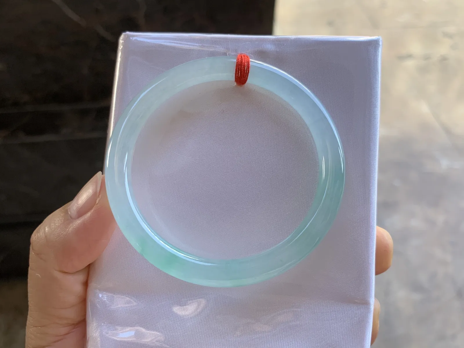 51-6.8mm
冰种飘绿圆条手镯 水润冰透 小清新