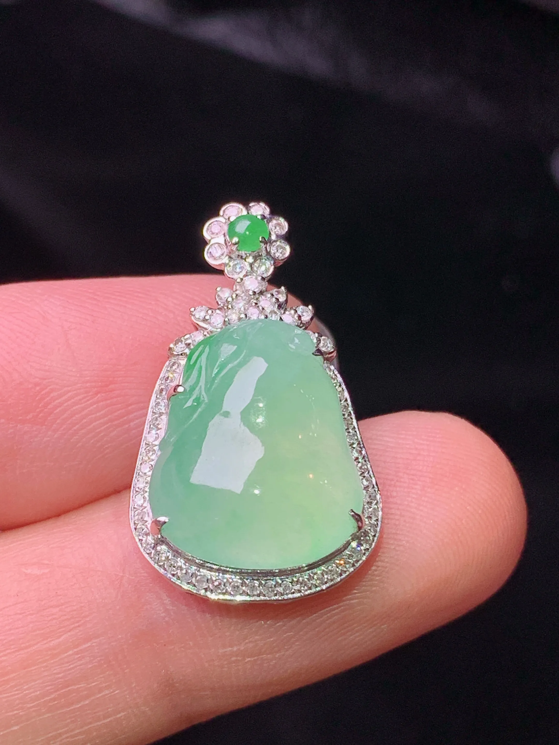 18k金钻镶嵌翠绿福瓜吊坠 玉质细腻 色泽清新艳丽 整体尺寸24.2*14.3*8