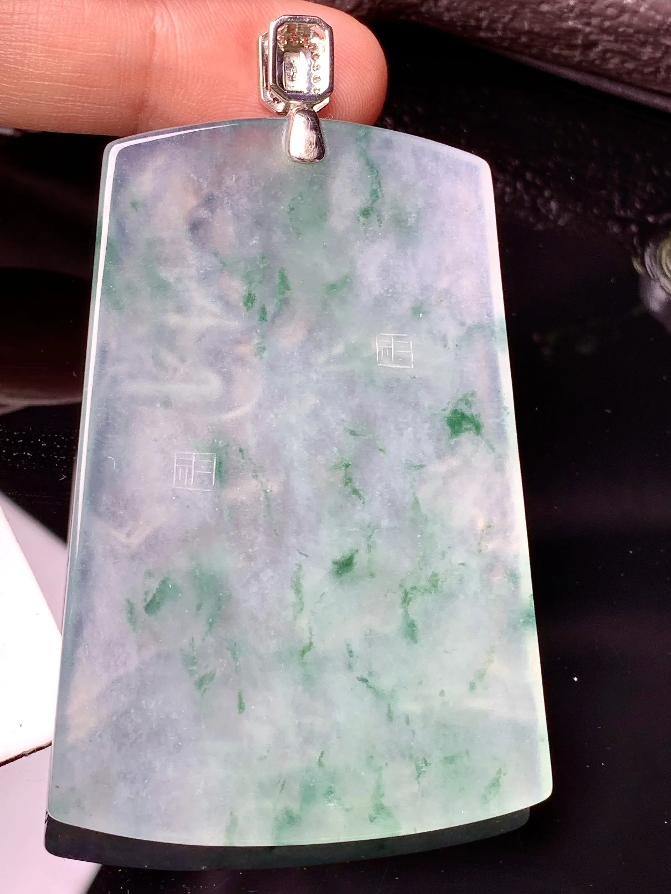 18k金钻镶嵌冰种飘绿山水牌子吊坠 玉质细腻 色泽清新艳丽 整体尺寸72*43*4.8