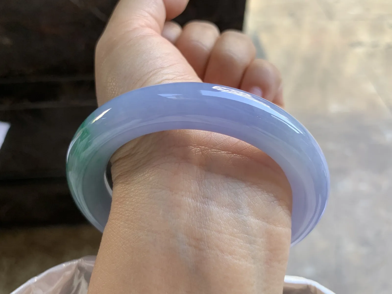 55.5-12mm
春彩圆条手镯 底子细腻
颜色浓郁漂亮