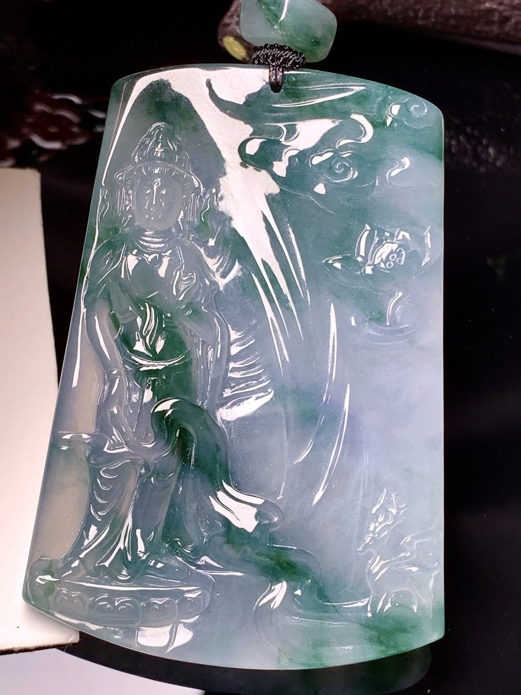 飘绿观音菩萨吊坠 玉质细腻 色泽清新艳丽 整体尺寸66*46*5.8