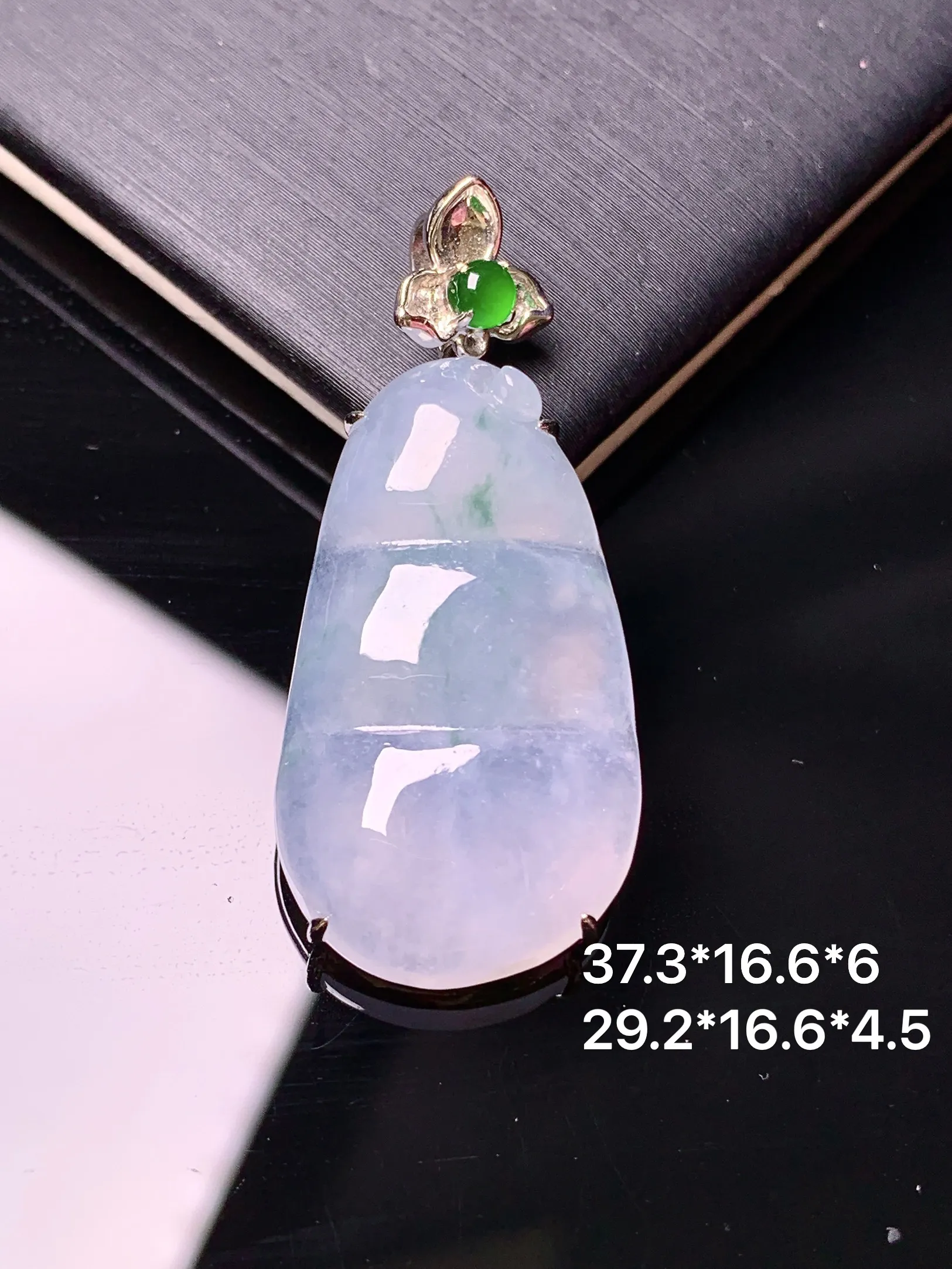 18k金镶嵌冰种四季豆吊坠 玉质细腻 色泽清新艳丽 整体尺寸37.3*16.6*6