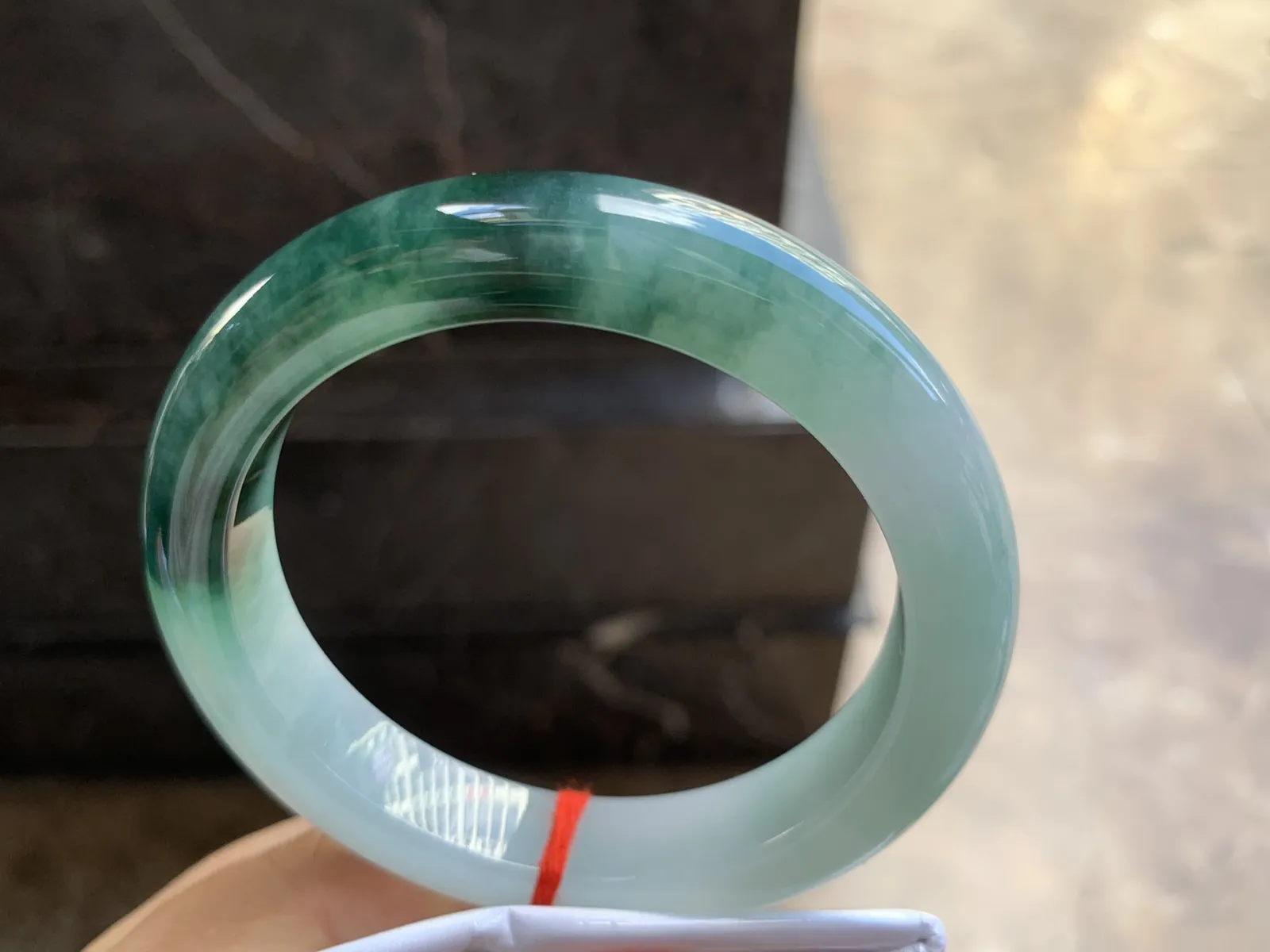 58.5-12.6-9.7mm
飘花手镯 底子细腻 花色浓郁