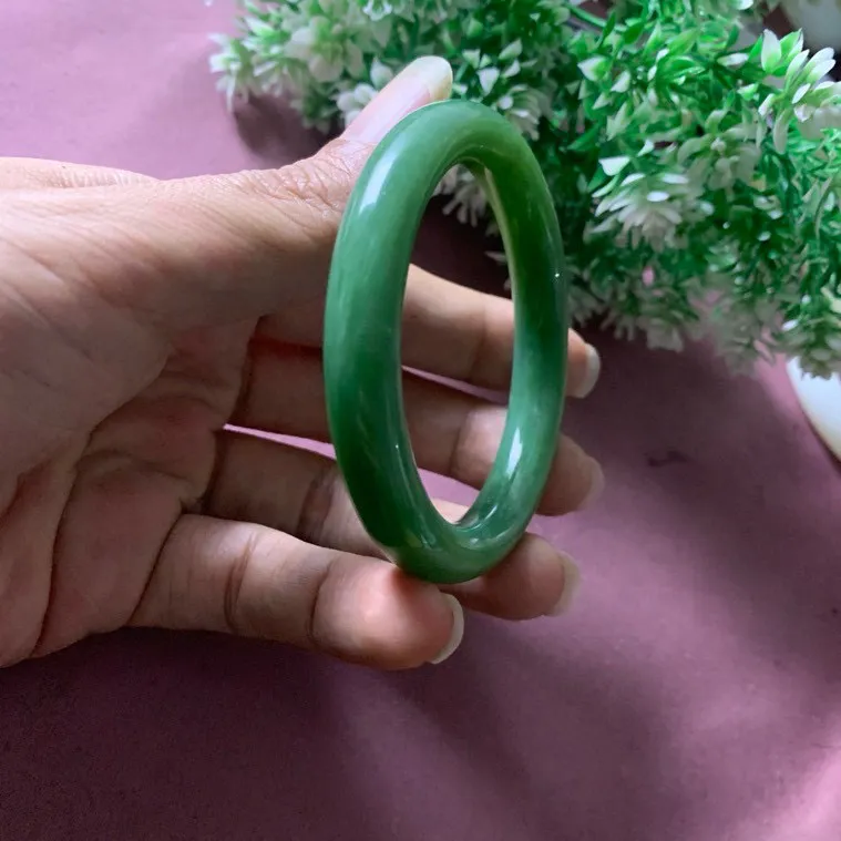 和田玉碧玉54.5圈口菠菜绿圆条手镯，圈口54.5宽10玉质特细腻油润，高脂粉，品相超赞，萦绕腕间时，古韵不失时尚，素雅不失品味，细腻光滑的触感，使人沉醉，气质高
