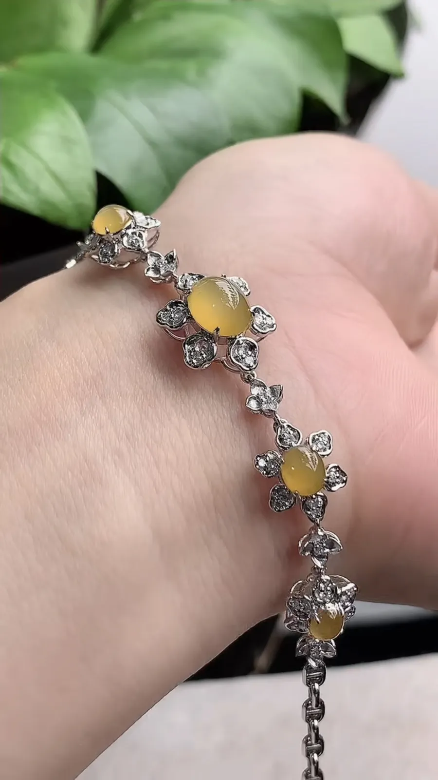 a货翡翠老坑冰种18K金伴钻镶嵌黄翡蛋面手链 尺寸7.6×6.2×8.7mm 重量6.38g 1204