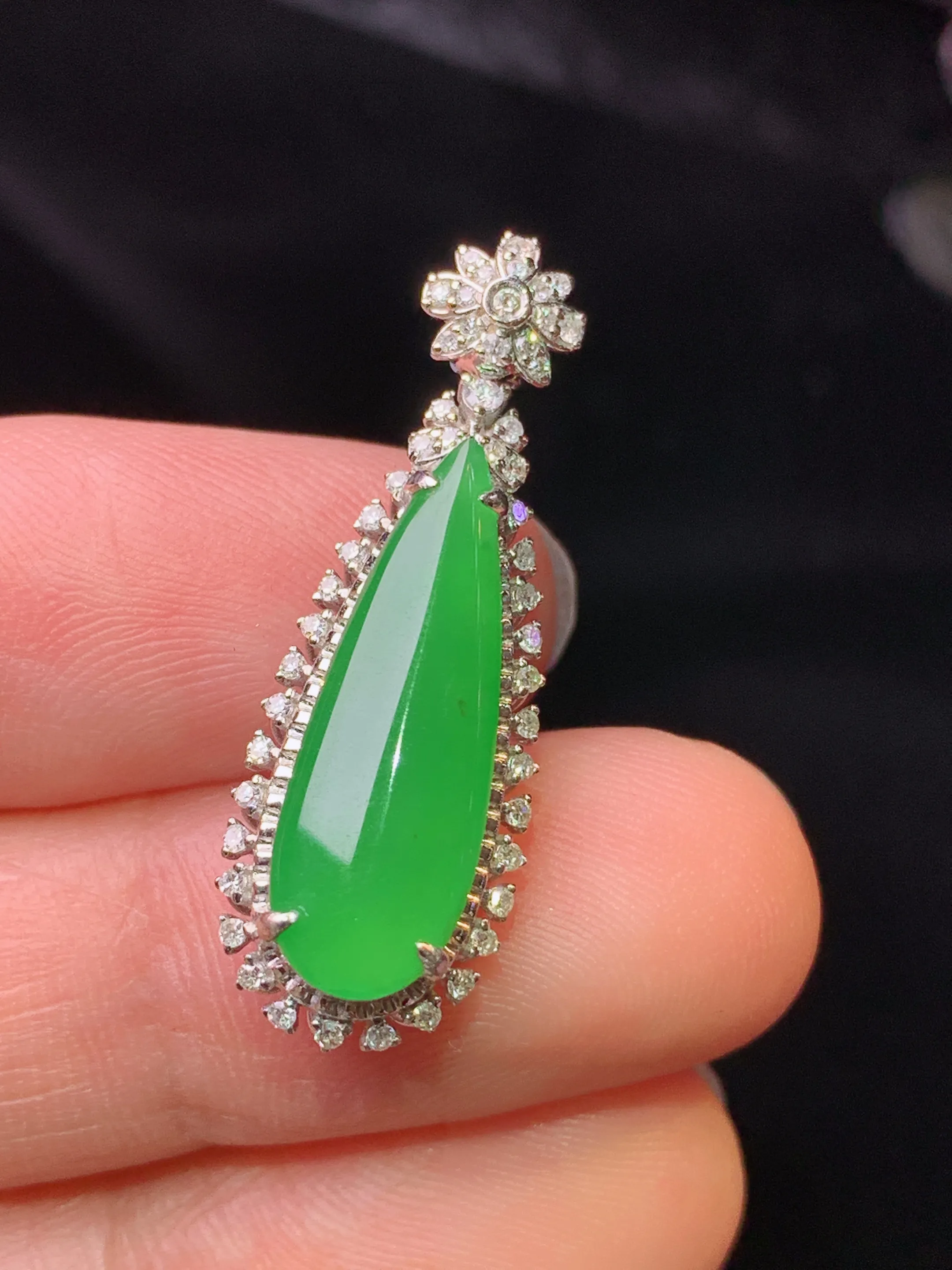 18k金钻镶嵌满绿水滴吊坠 玉质细腻 色泽清新艳丽 整体尺寸29.8*10.3*7.2