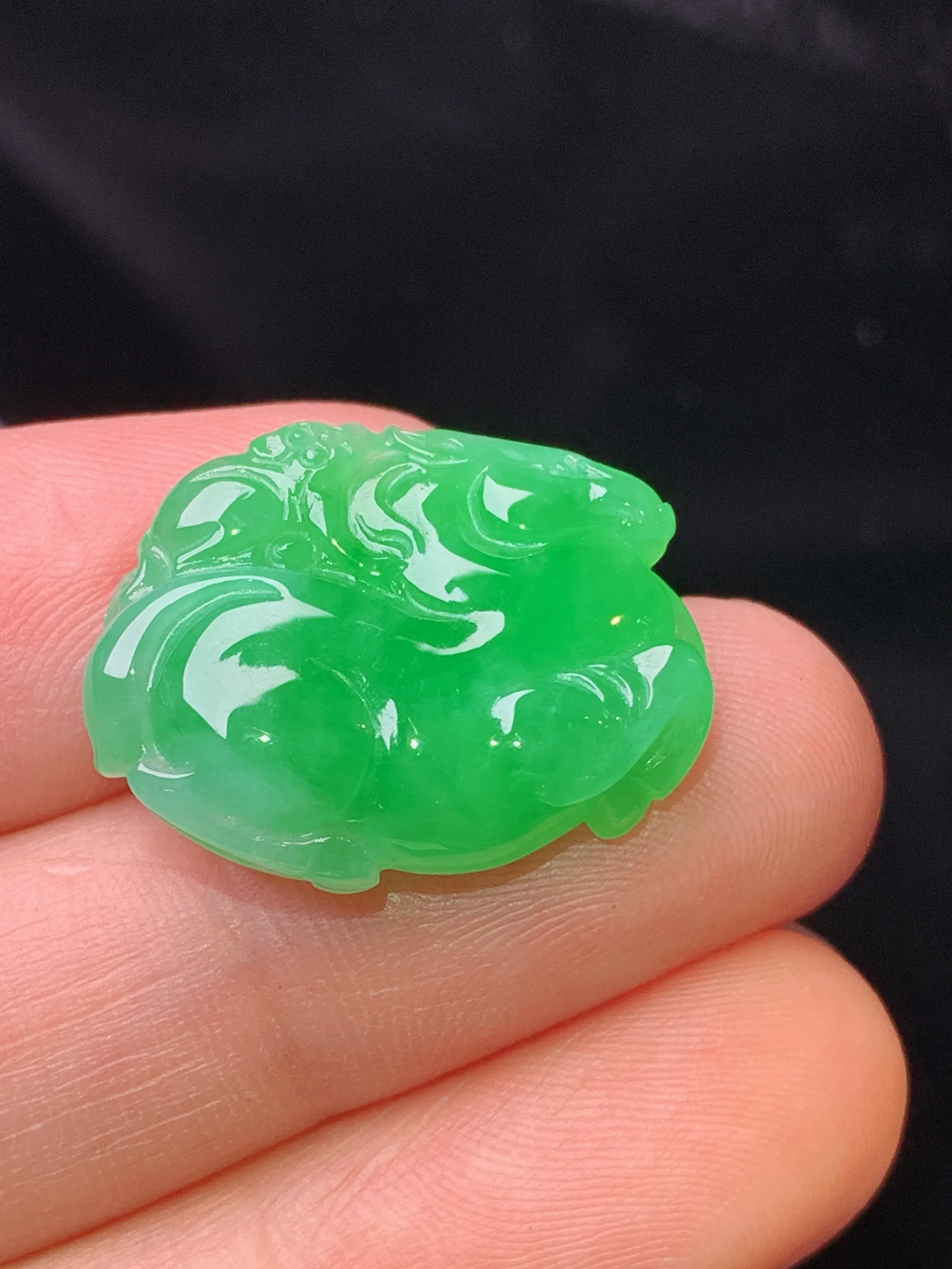 翠绿唐马吊坠 玉质细腻 色泽清新  整体尺寸21*7*16.8*6.6