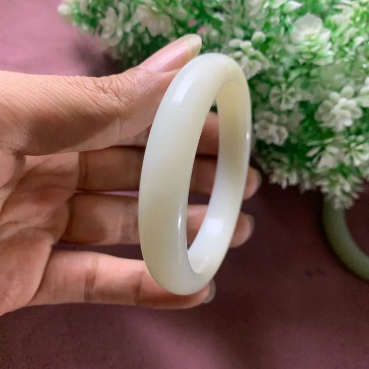 暖白色，和田玉57.5圈口羊脂白手镯，玉质细腻油润 底色纯净 无裂无杂 脂粉好，品质好