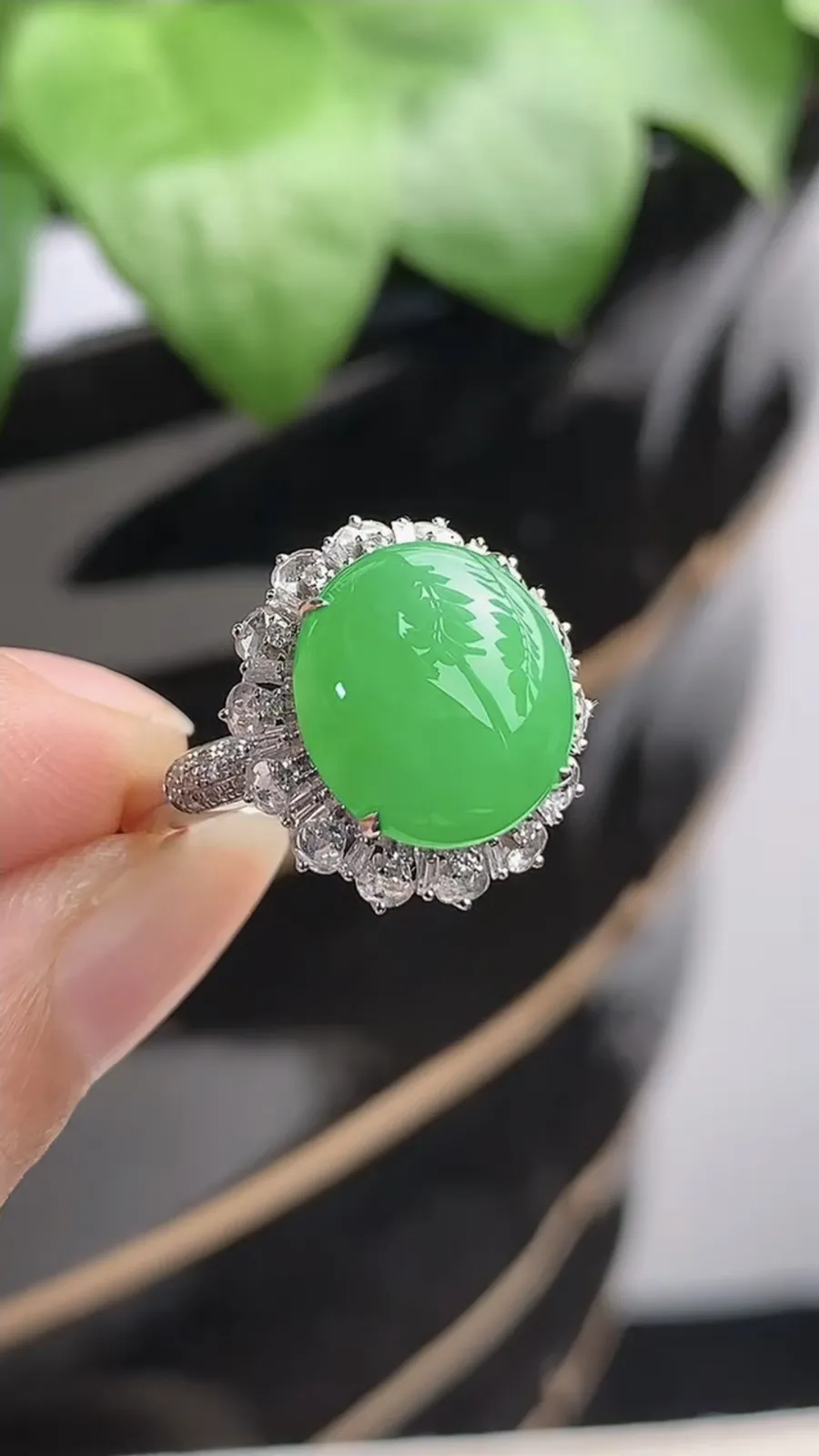 a货翡翠老坑冰种18K金伴钻镶嵌阳绿蛋面戒指 圈口17.6裸石尺寸11.5×10.5mm 重量3.82g 1204