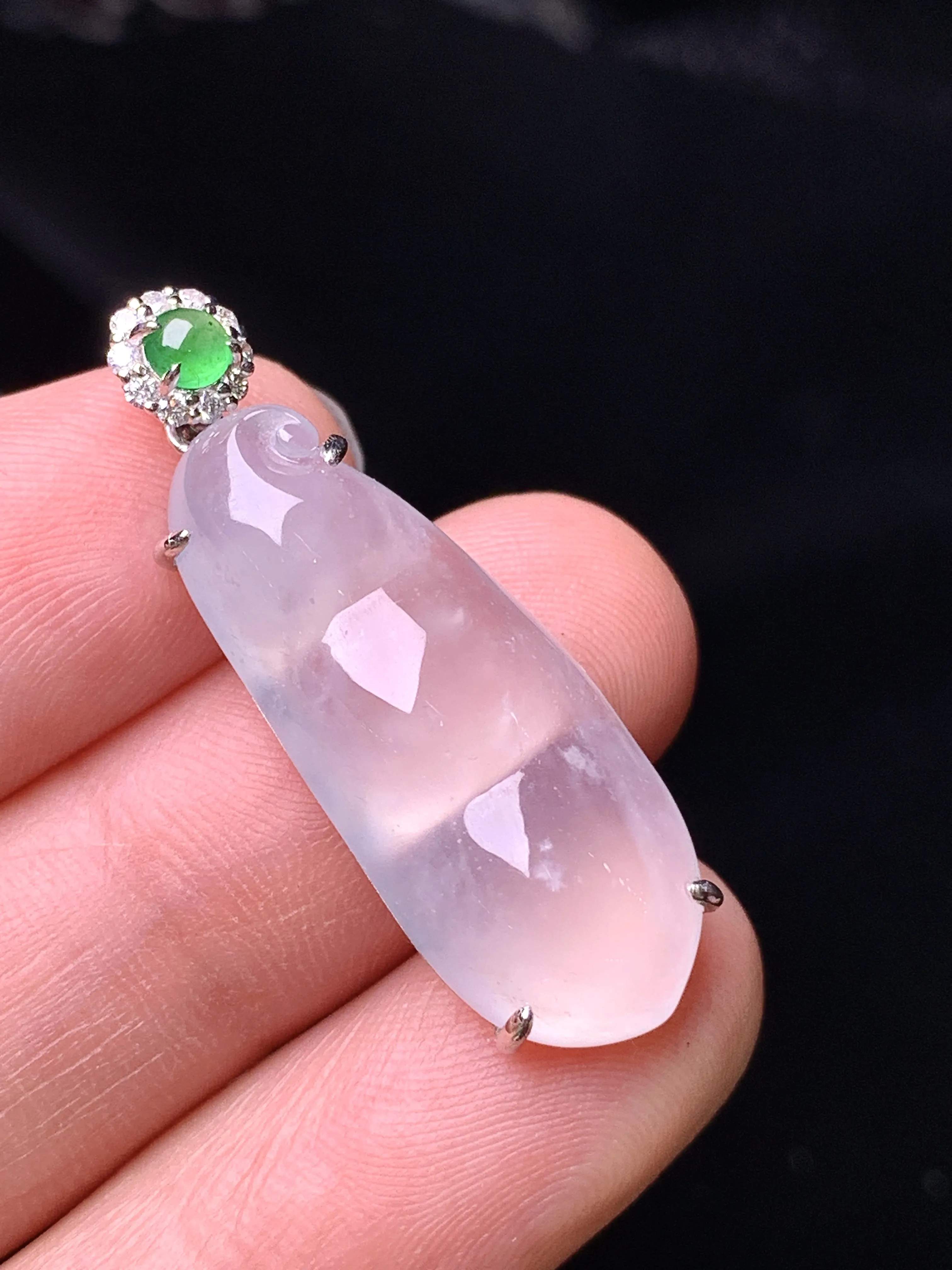 18k金钻镶嵌冰种四季豆吊坠 玉质细腻 色泽清新艳丽 整体尺寸32.5*11.2*6.2