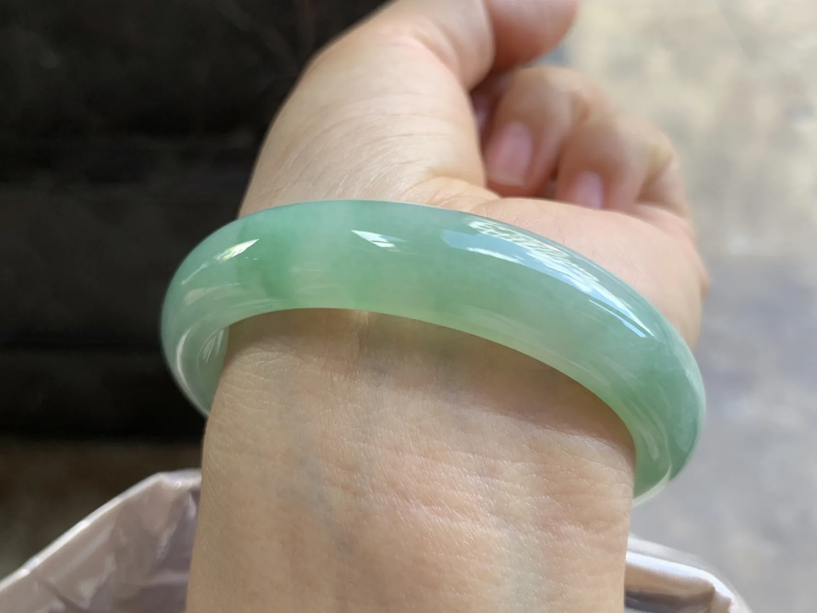 55-12.3-7mm
芙蓉花贵妃手镯 底子细腻 水润 正圈53可带