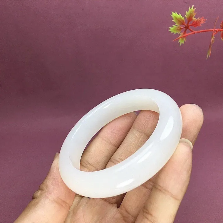 和田玉54圈口羊脂白玉宽条手镯，玉质特细腻油润，白度一级，高脂粉，品相超赞，️萦绕腕间时，古韵不失时尚，素雅不失品味，细腻光滑的触感，使人沉醉，气质高