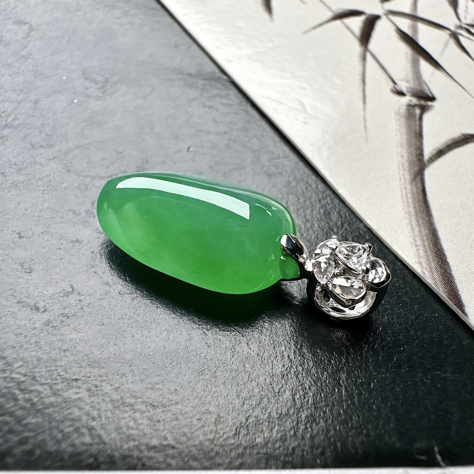 【冰种满绿福瓜吊坠】种水上乘，晶莹剔透，纯净通透，18k金钻精美镶嵌，裸石尺寸18.9*12.7*7.2毫米