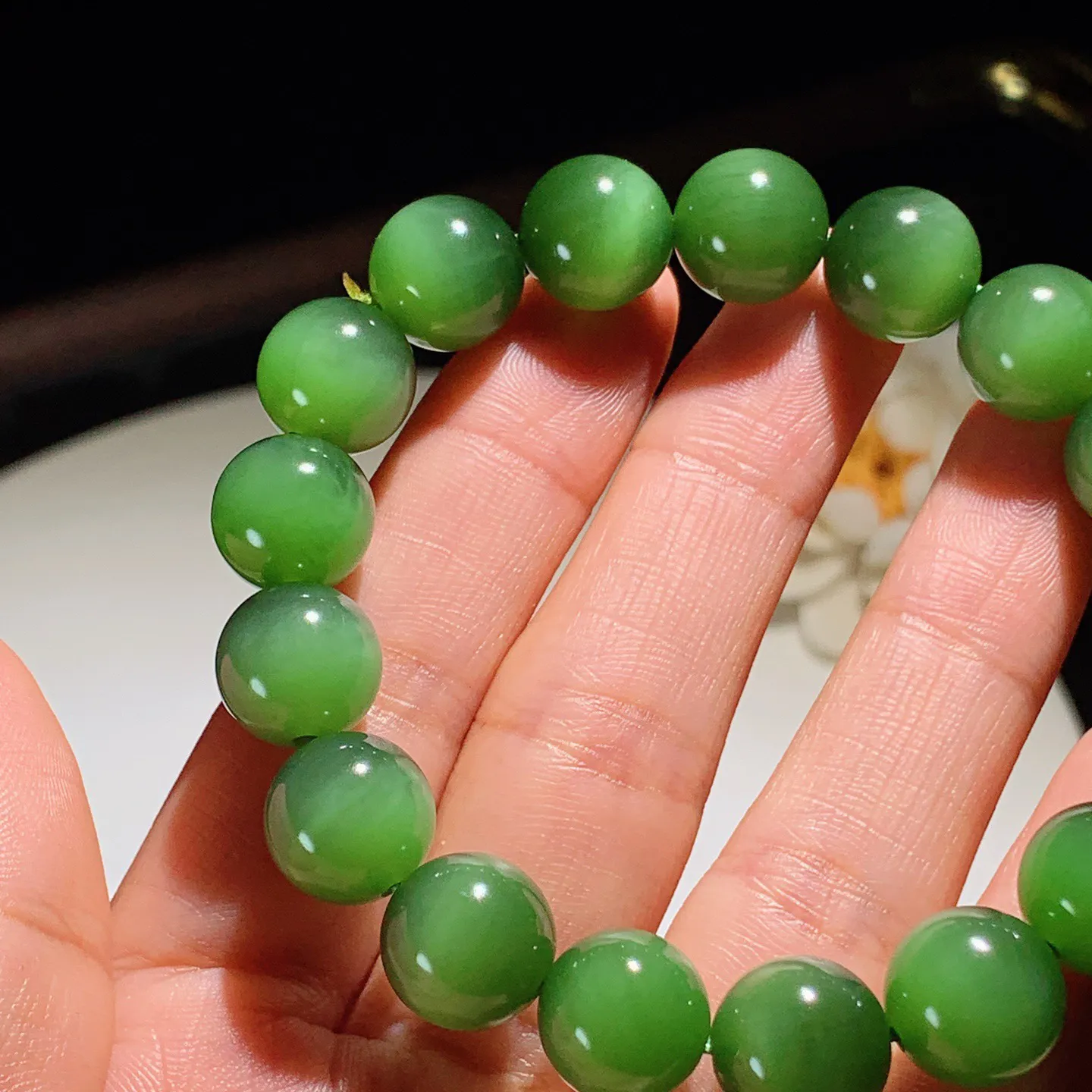 和田玉菠菜绿猫眼俄罗斯碧玉手串。单颗尺寸12！玉质细腻油润。手推出油。佩戴高端典雅。lt251203