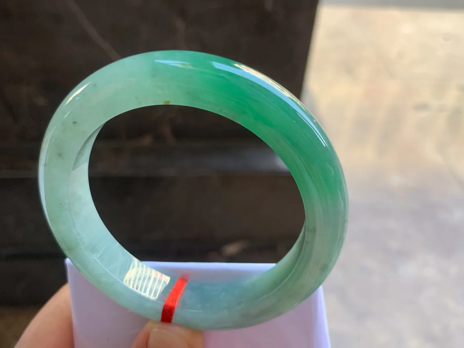 58-12-10mm
带色手镯 底子细腻 颜色漂亮