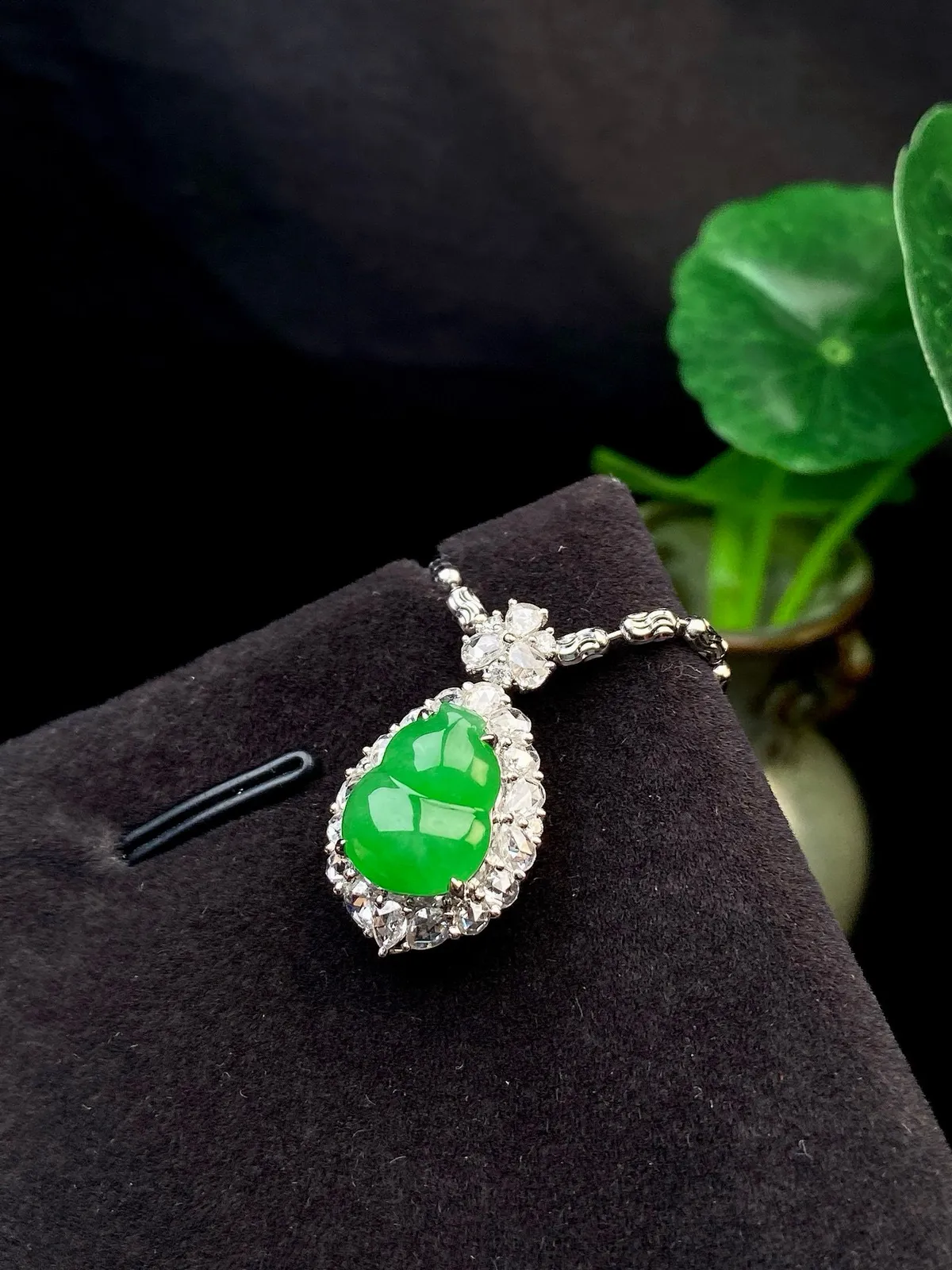 【冰种满绿葫芦】吊坠、戒指两用款质地细腻，冰润起光，胶感强烈，冰感明显，18K金钻精美镶嵌，裸石尺寸11.6*9.1*3.1毫米