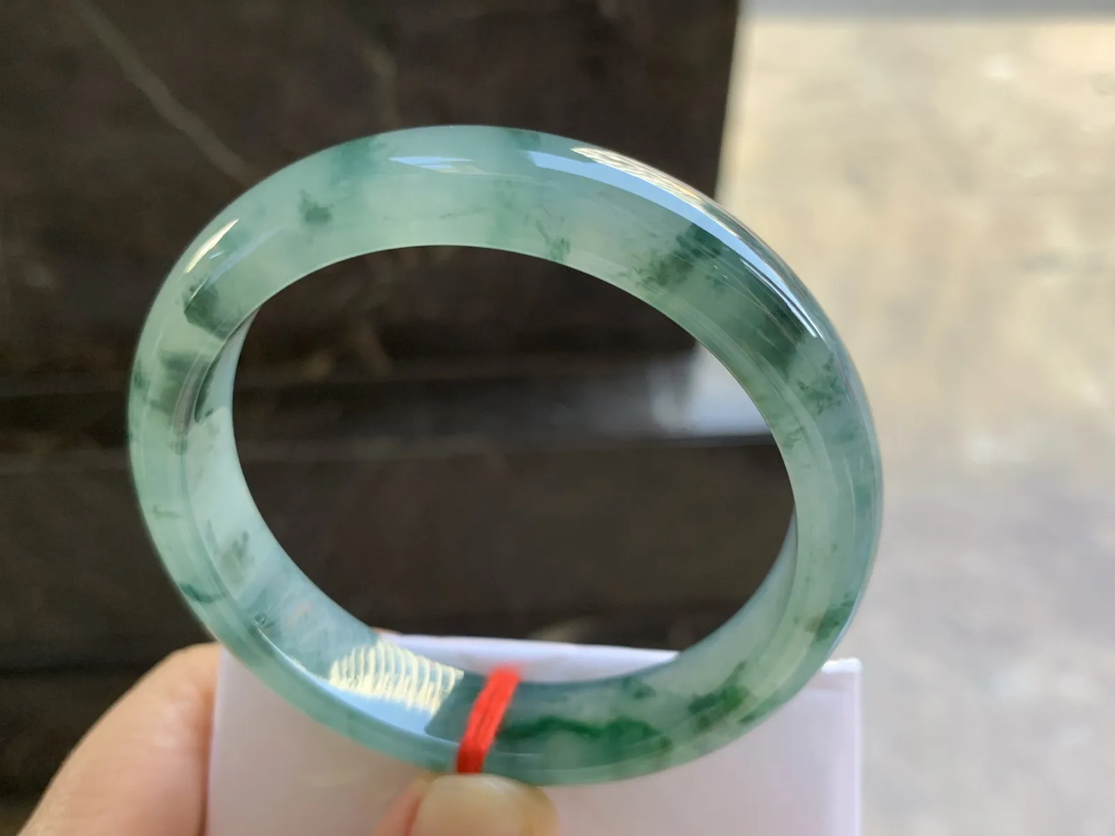 56.5-12.4-7.7mm
冰种飘花手镯 水润光泽 花色漂亮