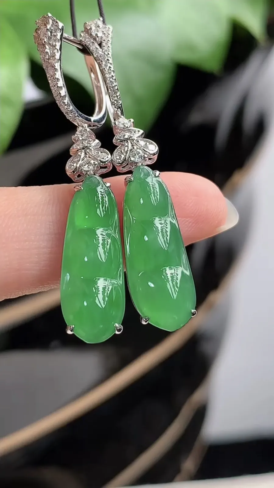 a货翡翠老坑冰种18K金伴钻镶嵌满绿四季豆福豆平安豆耳坠 尺寸18.5×7×4.4mm 重量4.70g 1204