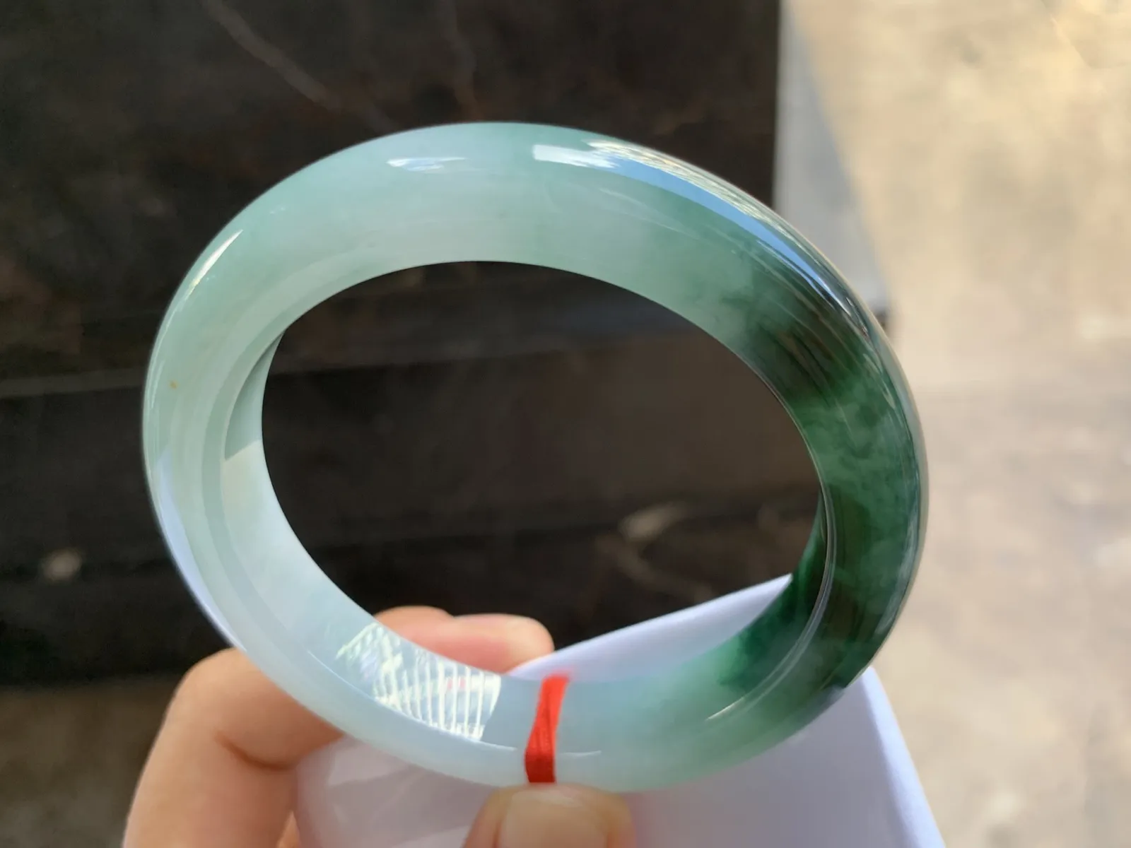 58.5-12.6-9.7mm
飘花手镯 底子细腻 花色浓郁