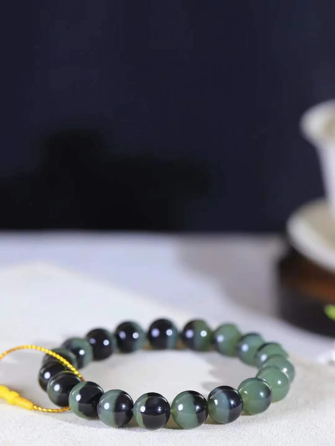 【珠圆玉润.手串】

精品️和田玉珠圆玉润手串 玉质温润细腻  整串打磨圆润，佩戴舒适。珠珠落玉盘