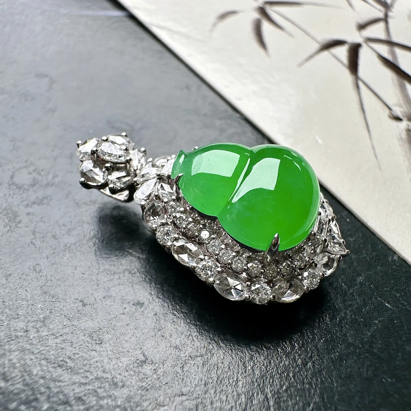 【冰种满绿葫芦吊坠】种水色俱全，冰透闪亮，通透感饱满度很好，18k金钻豪华镶嵌，裸石尺寸13.5*11.9*4.5毫米