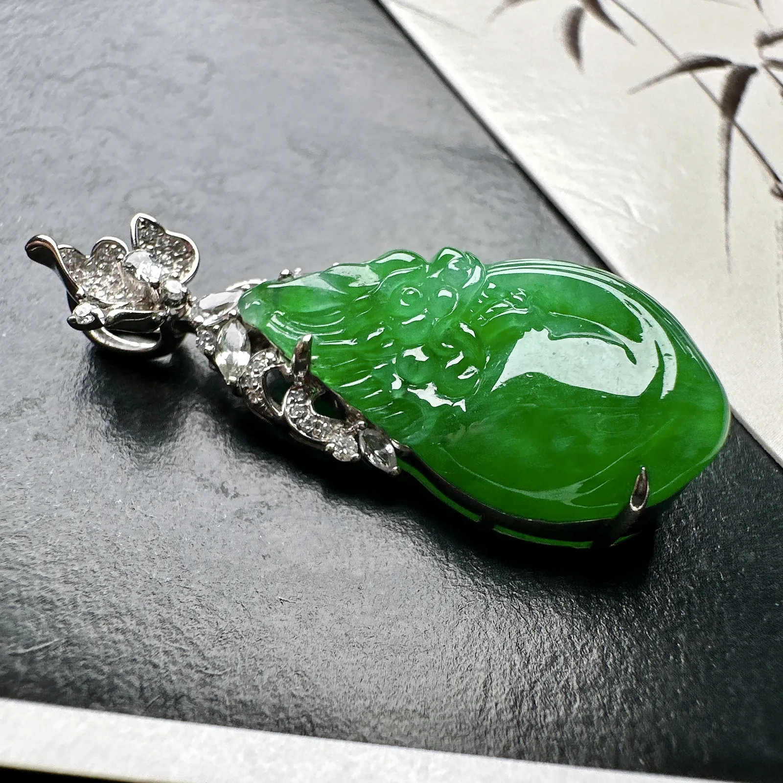 【冰种满绿龙吊坠】冰感十足，通透闪亮，种老细腻，晶莹透亮，品质很高。雕工也很精美，18K金钻精美镶嵌，裸石尺寸26.9*16*11毫米